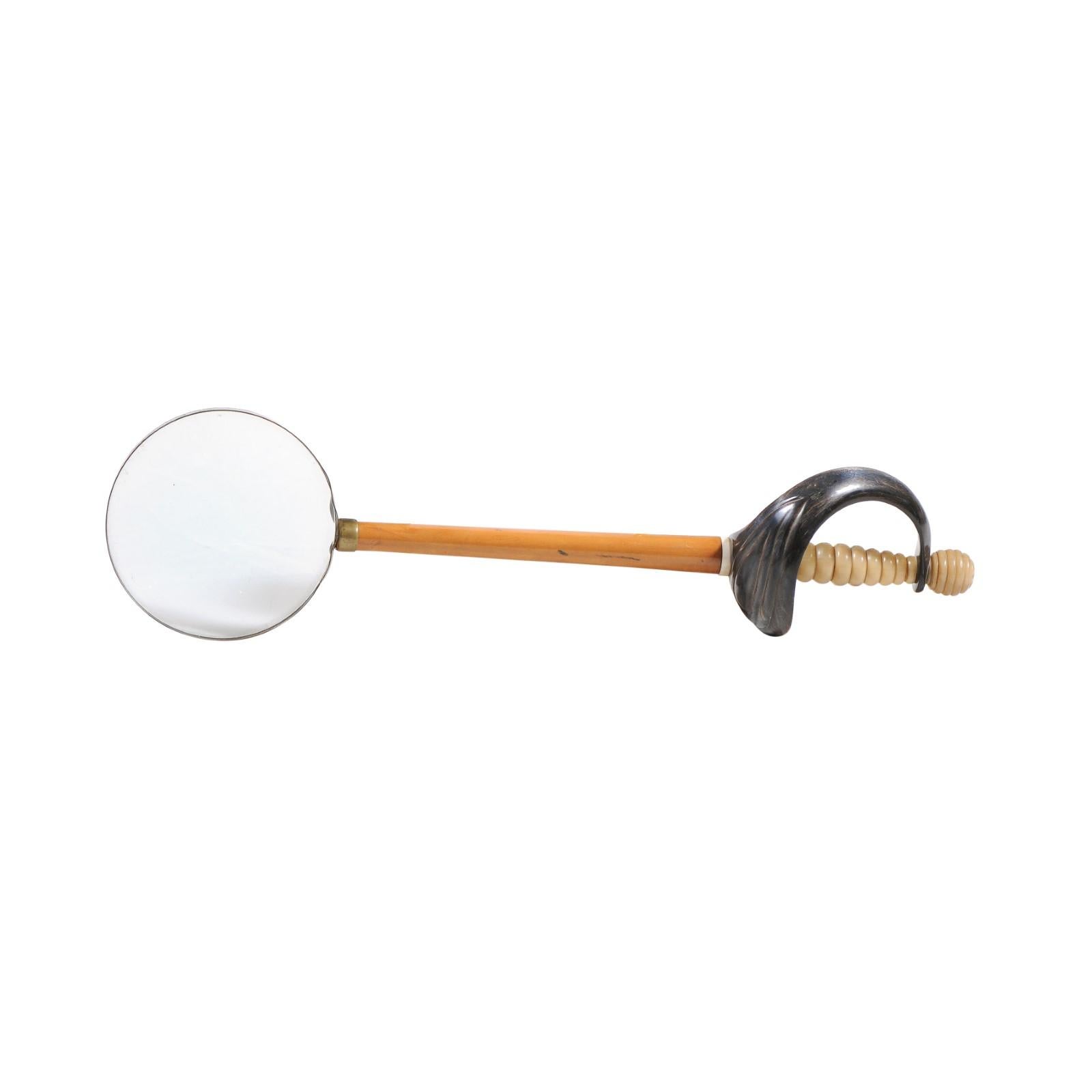 A large English Victorian period wooden magnifying glass from the 19th century, with sword handle. Created in England during the reign of Queen Victoria, this magnifying glass reminds us of the evolution of reading aids throughout the ages starting