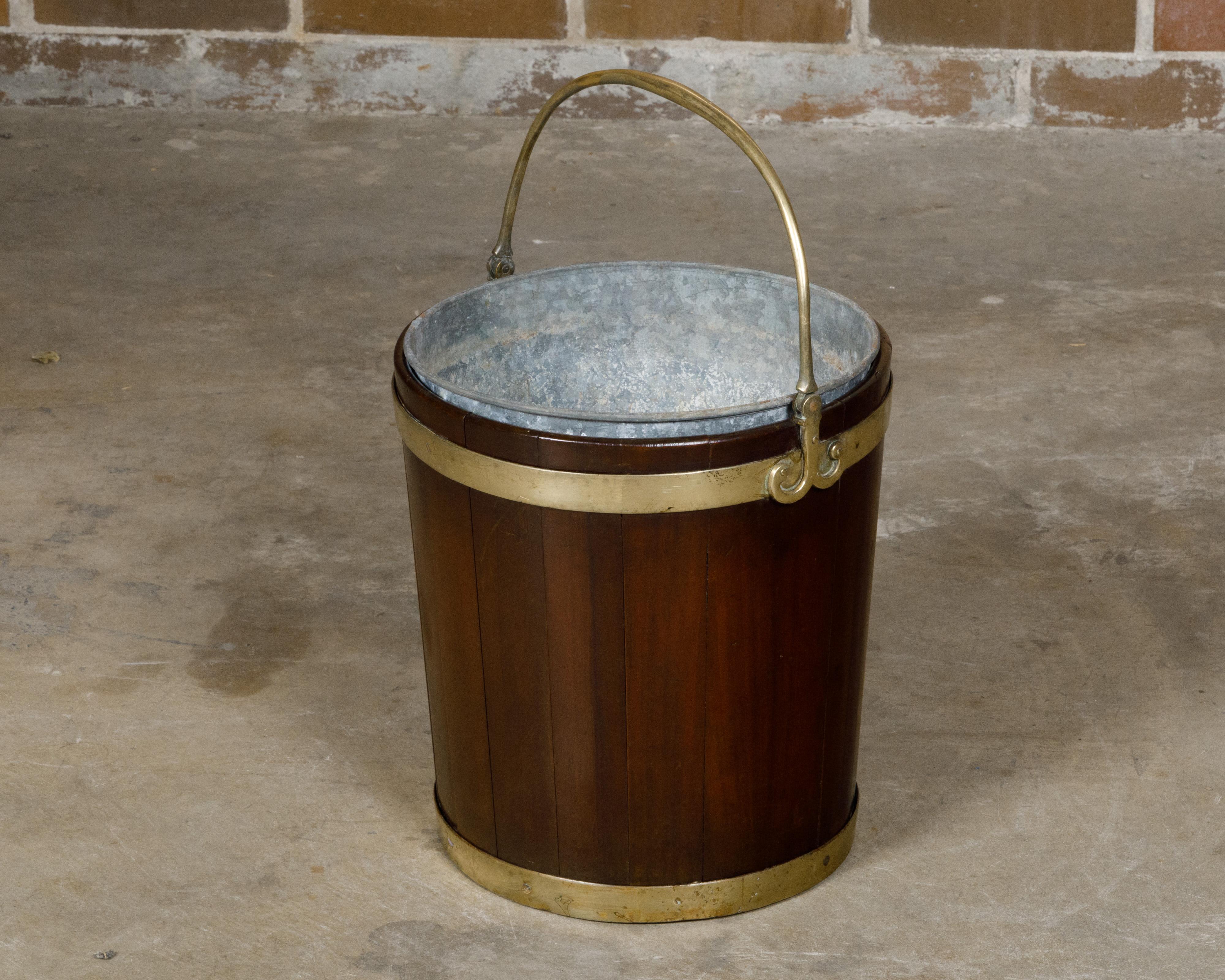 XIXe siècle Seau à tourbe en chêne et laiton avec revêtement en tôle, époque victorienne anglaise, 19e siècle en vente