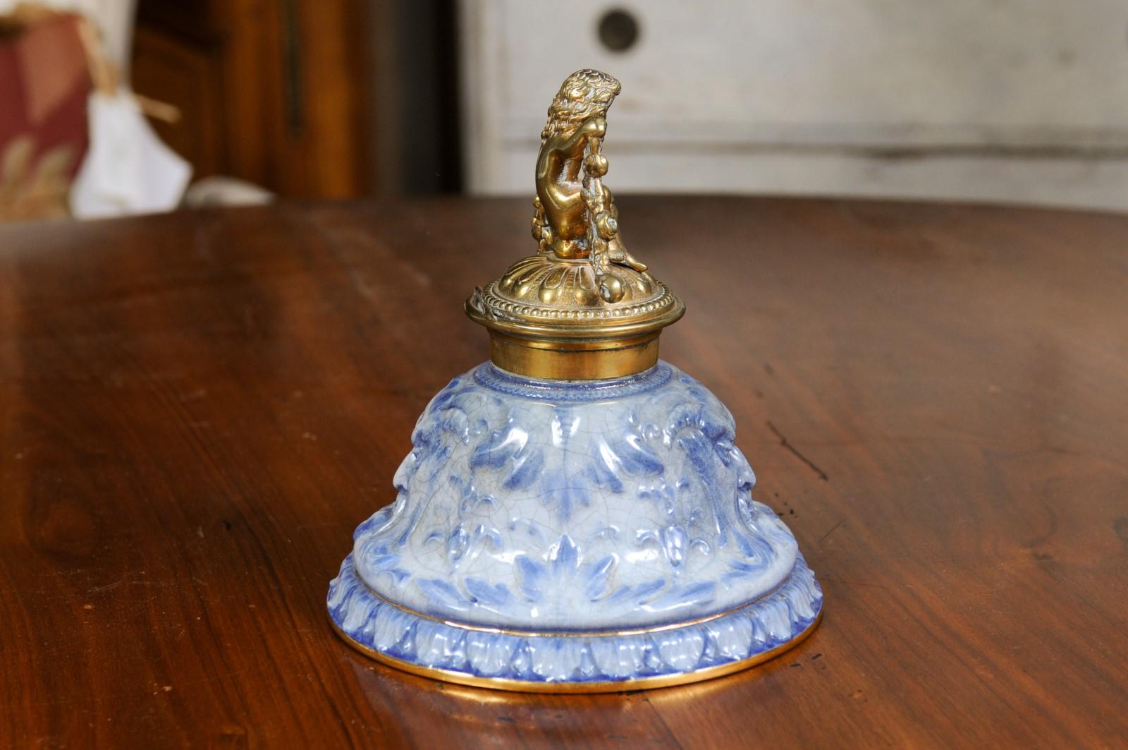 Victorien Encrier en porcelaine anglais d'époque victorienne du 19ème siècle avec motif de putto en laiton en vente