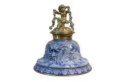 Encrier en porcelaine anglais d'époque victorienne du 19ème siècle avec motif de putto en laiton