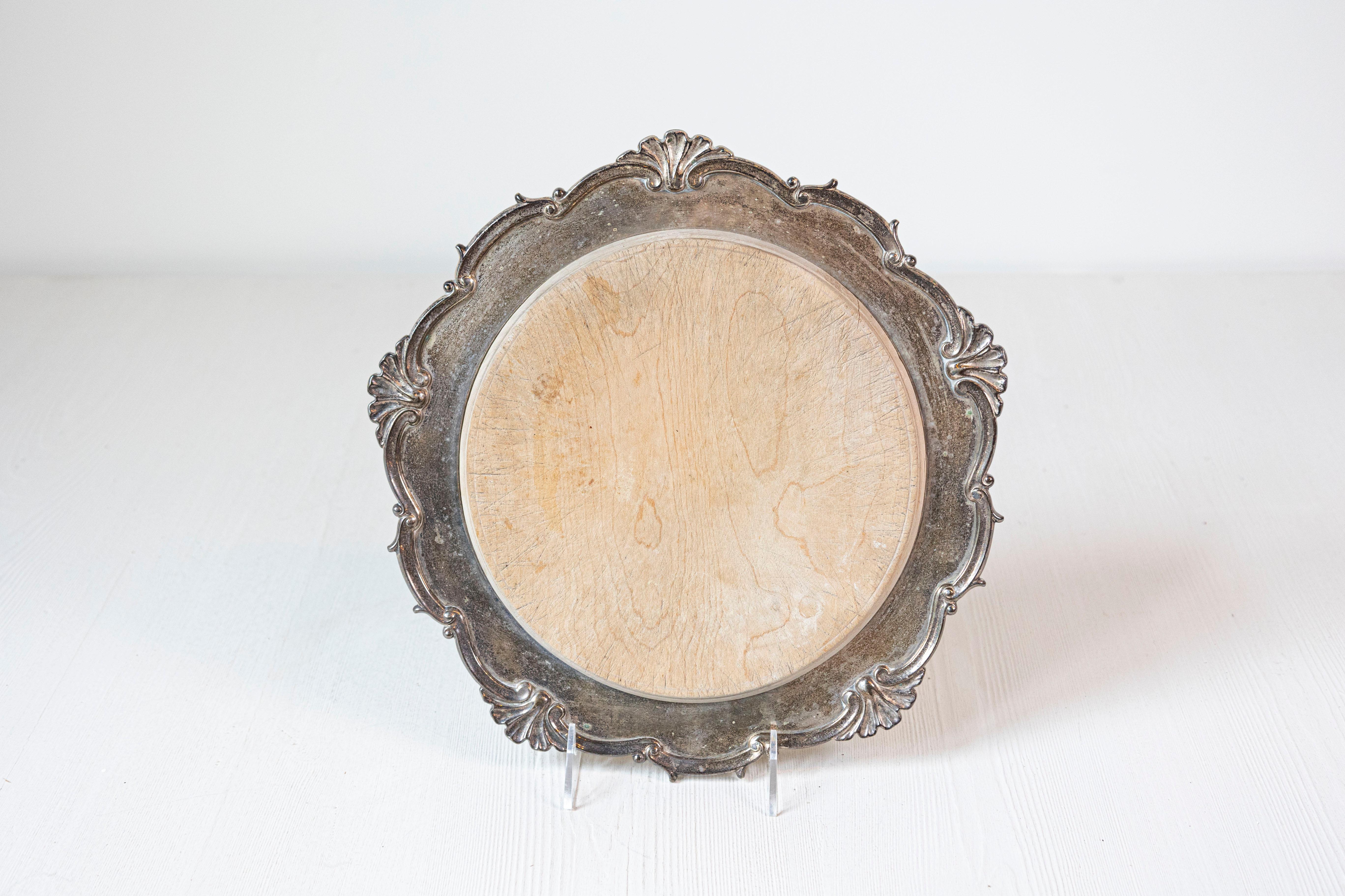 Tabla de pan inglesa victoriana de plata del siglo XIX, con bordes festoneados y tabla de cortar de madera extraíble. Creada en Inglaterra durante el reinado de la reina Victoria, esta tabla de pan presenta un exterior circular de plata adornado con