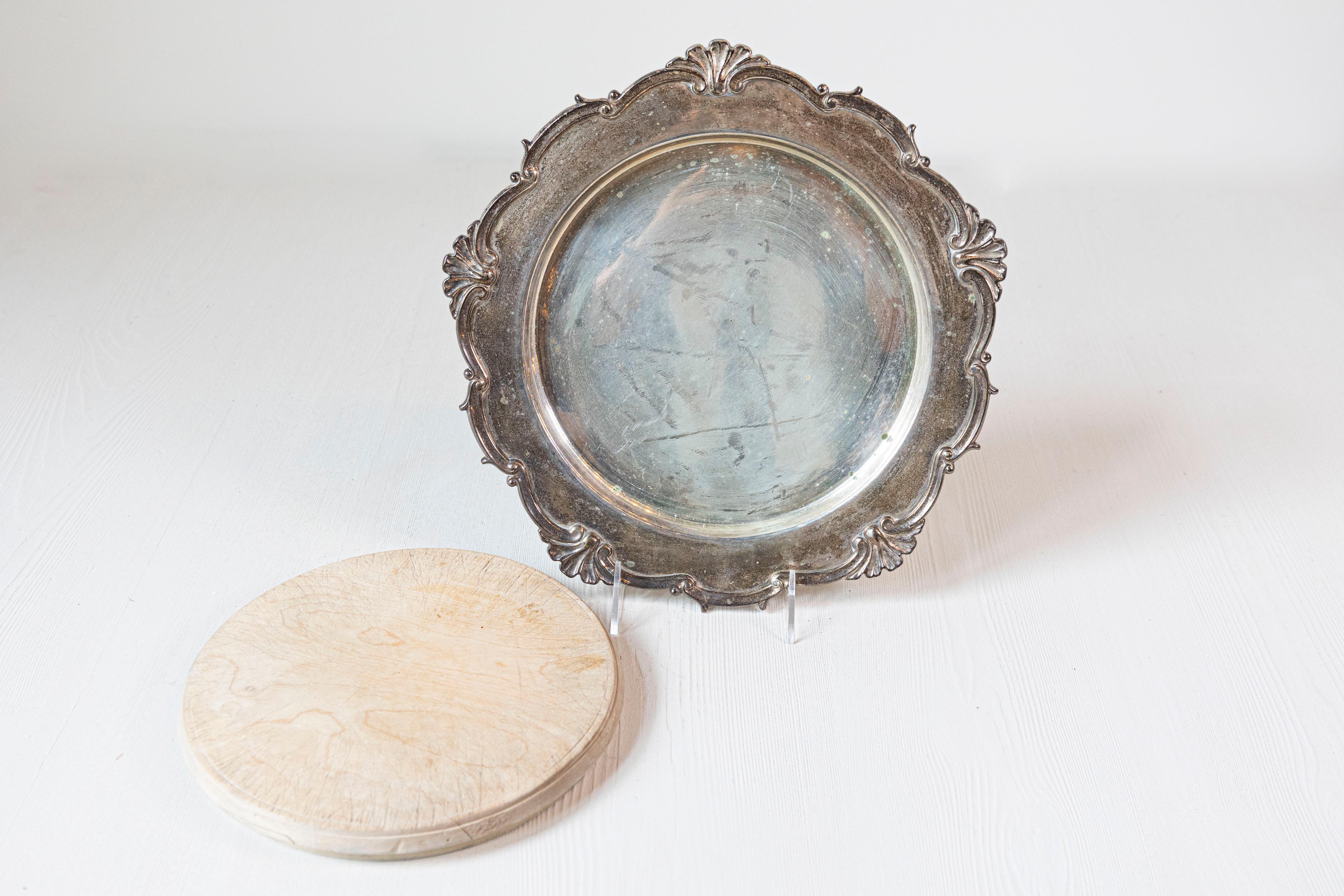 Tabla de pan de plata inglesa del periodo victoriano del siglo XIX con bordes festoneados Inglés en venta