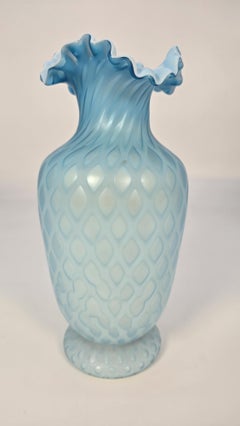 Vaso in vetro satinato blu di epoca vittoriana inglese del 1880 circa
