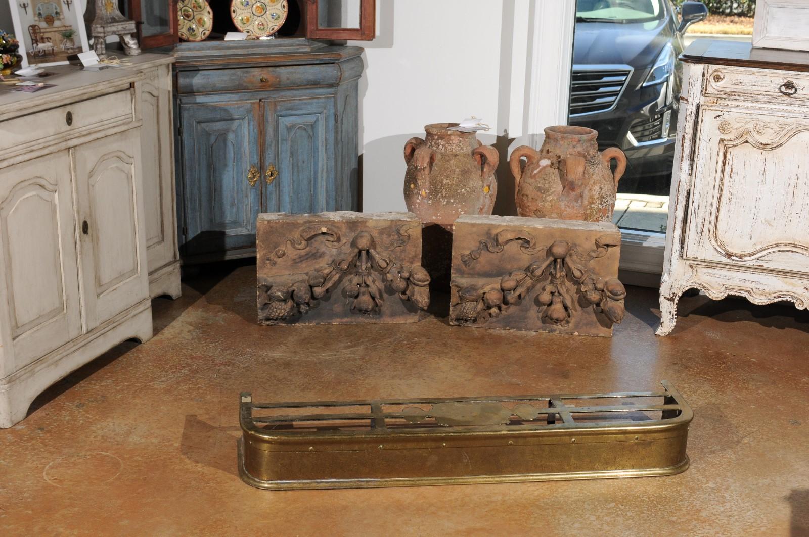 English Victorian Period Brass Fireplace Fender from the Late 19th Century In Good Condition In Atlanta, GA