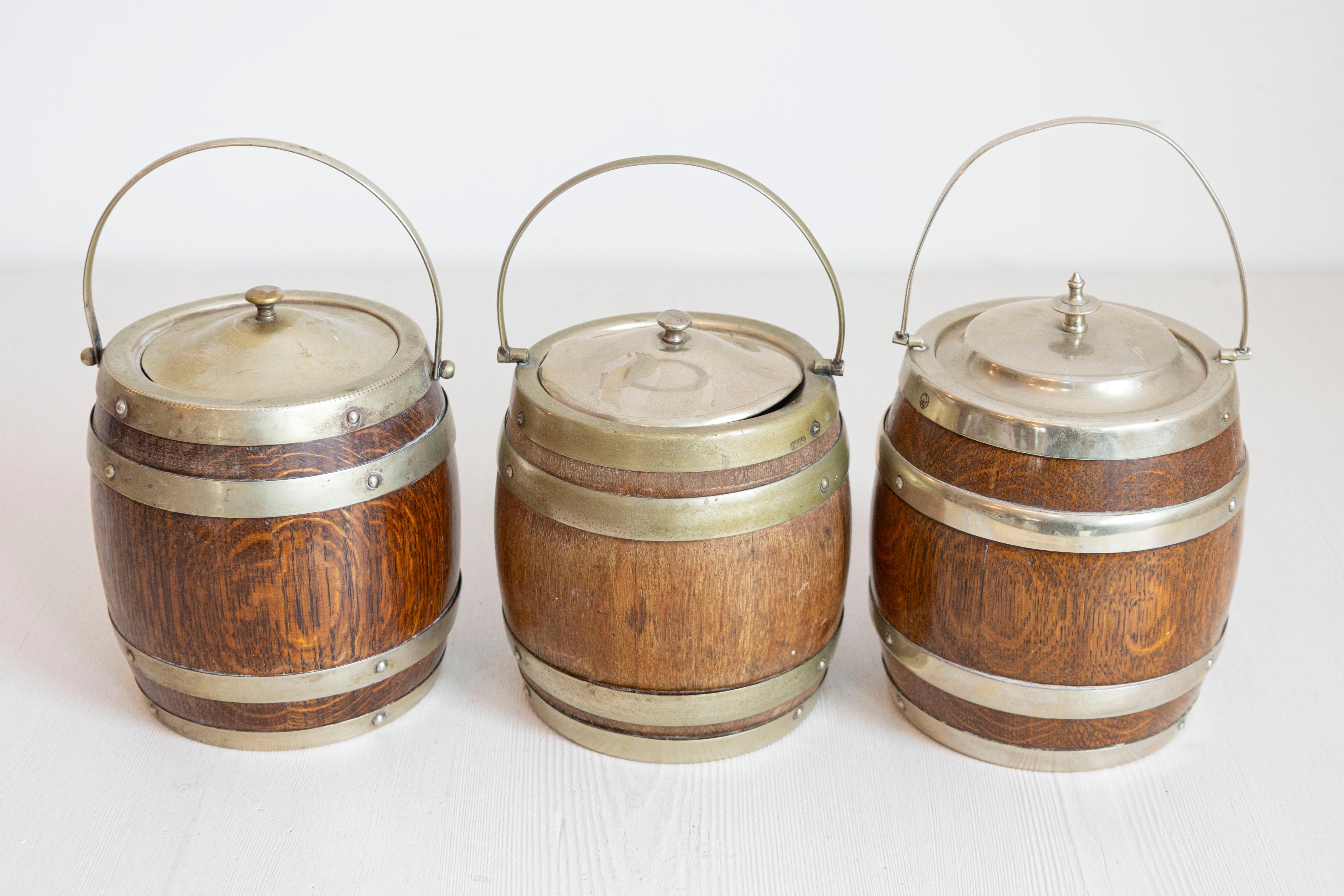 English Victorian Period Late 19th Century Oak Lidded Biscuit Barrel with Shield For Sale 1