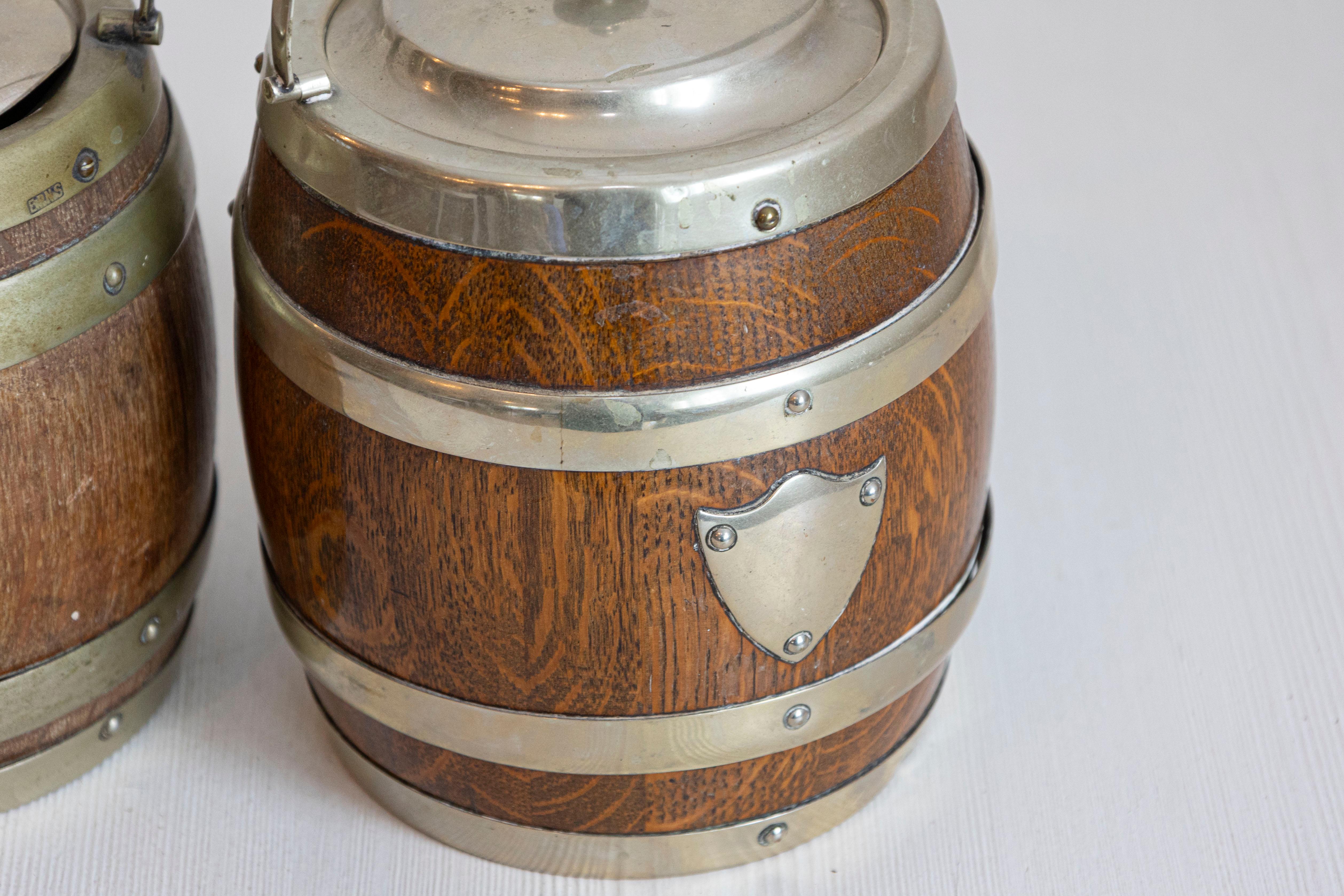 English Victorian Period Late 19th Century Oak Lidded Biscuit Barrel with Shield For Sale 2