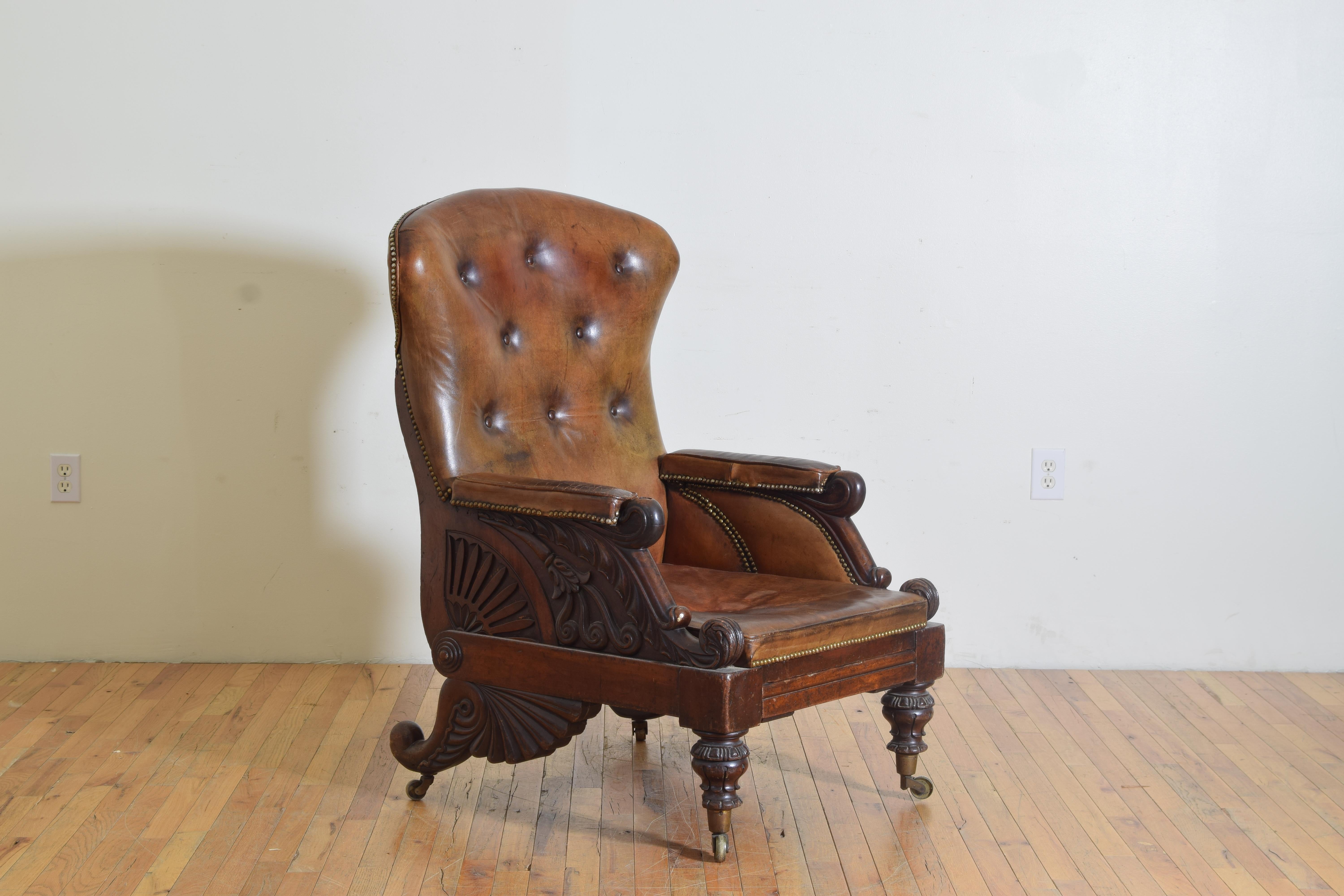 Dans un état exceptionnel, sans déchirure ni perforation du cuir d'origine, le cuir est touffeté et garni de têtes de clous en laiton, la chaise est sculptée en détail, deux boutons sur le dessus des repose-mains permettent à la chaise de s'incliner