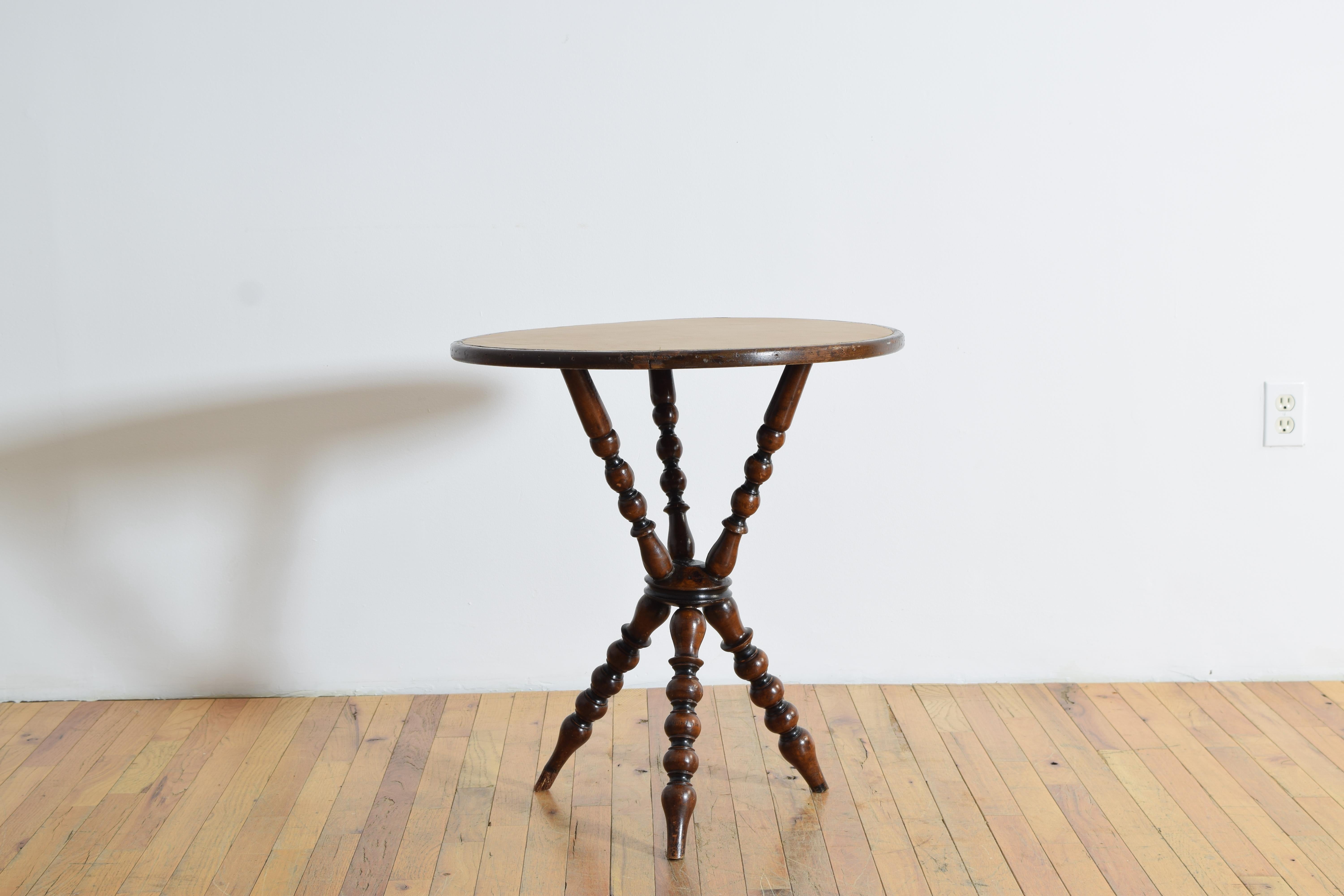 Victorien Table à plateau en cuir en acajou tourné de l'époque victorienne anglaise, vers 1875 en vente