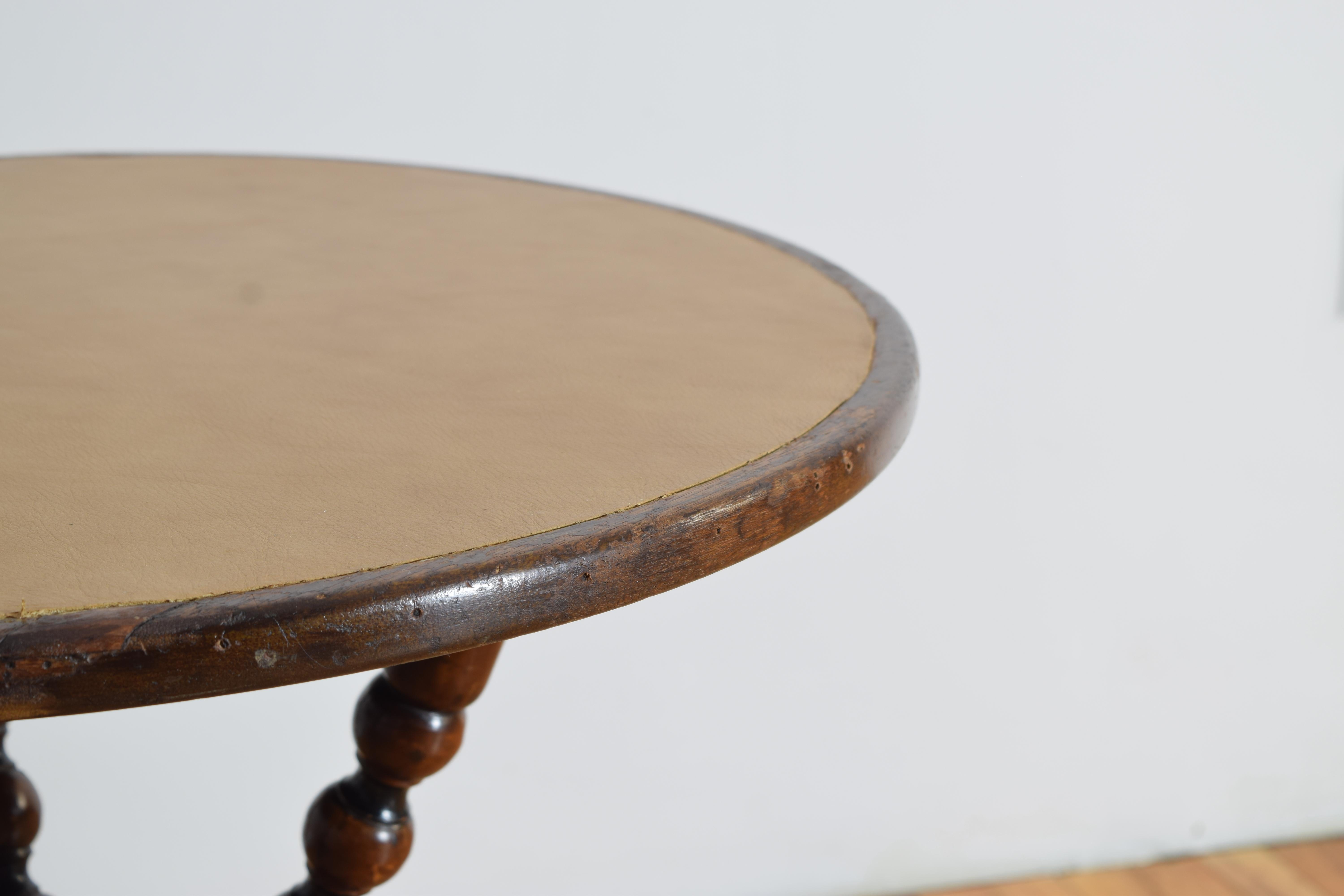 Anglais Table à plateau en cuir en acajou tourné de l'époque victorienne anglaise, vers 1875 en vente