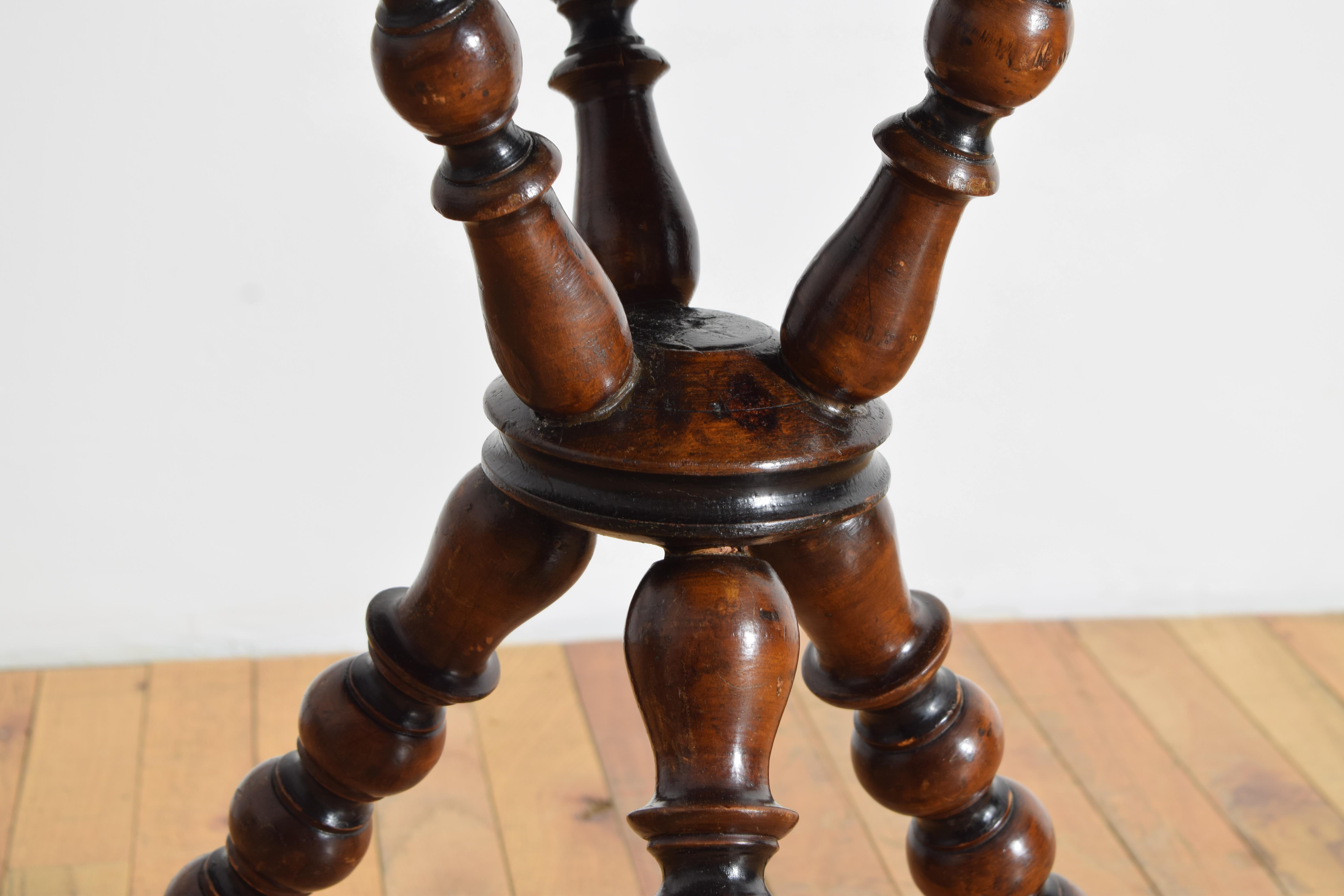 Fin du XIXe siècle Table à plateau en cuir en acajou tourné de l'époque victorienne anglaise, vers 1875 en vente