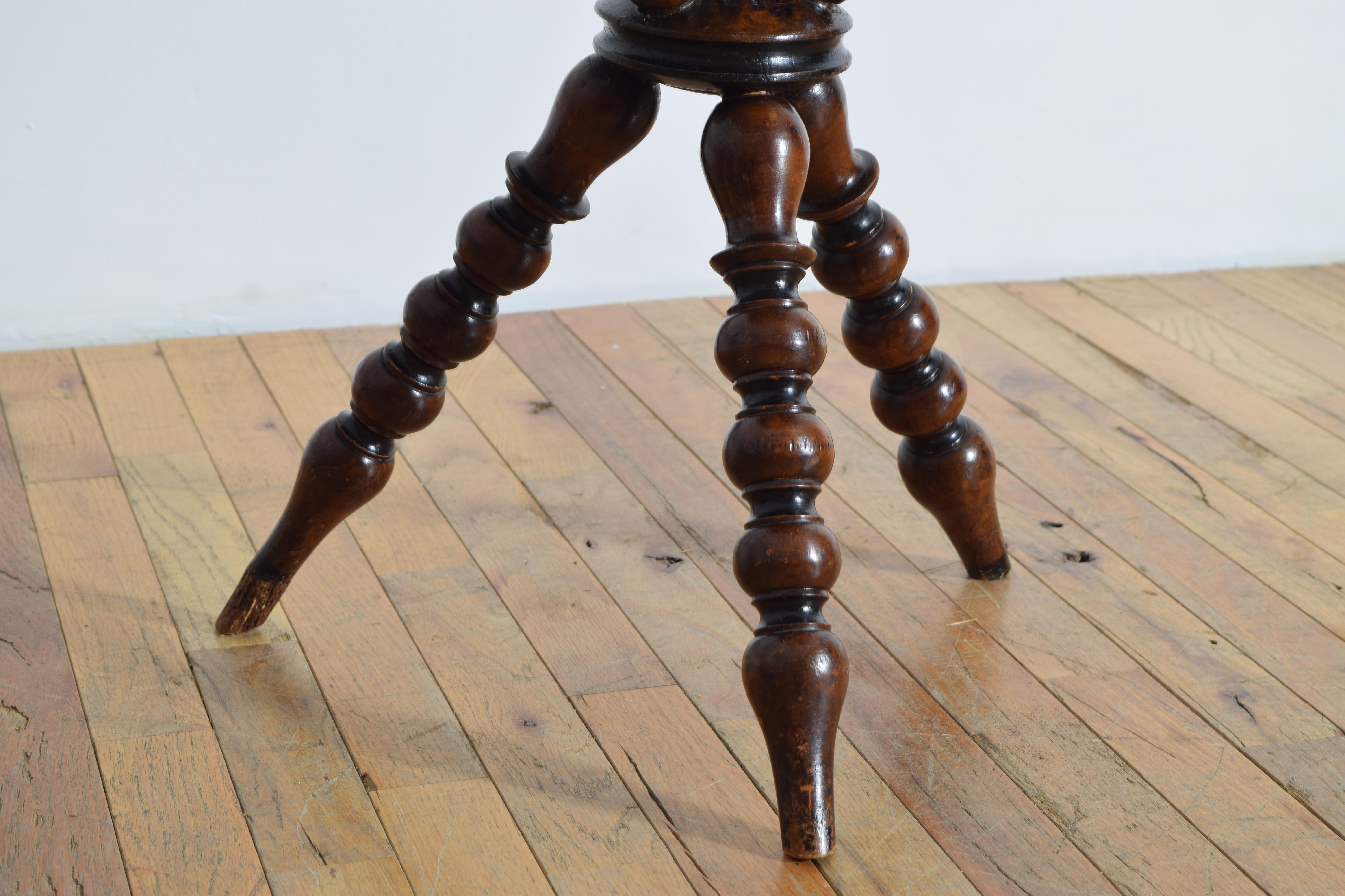 Acajou Table à plateau en cuir en acajou tourné de l'époque victorienne anglaise, vers 1875 en vente