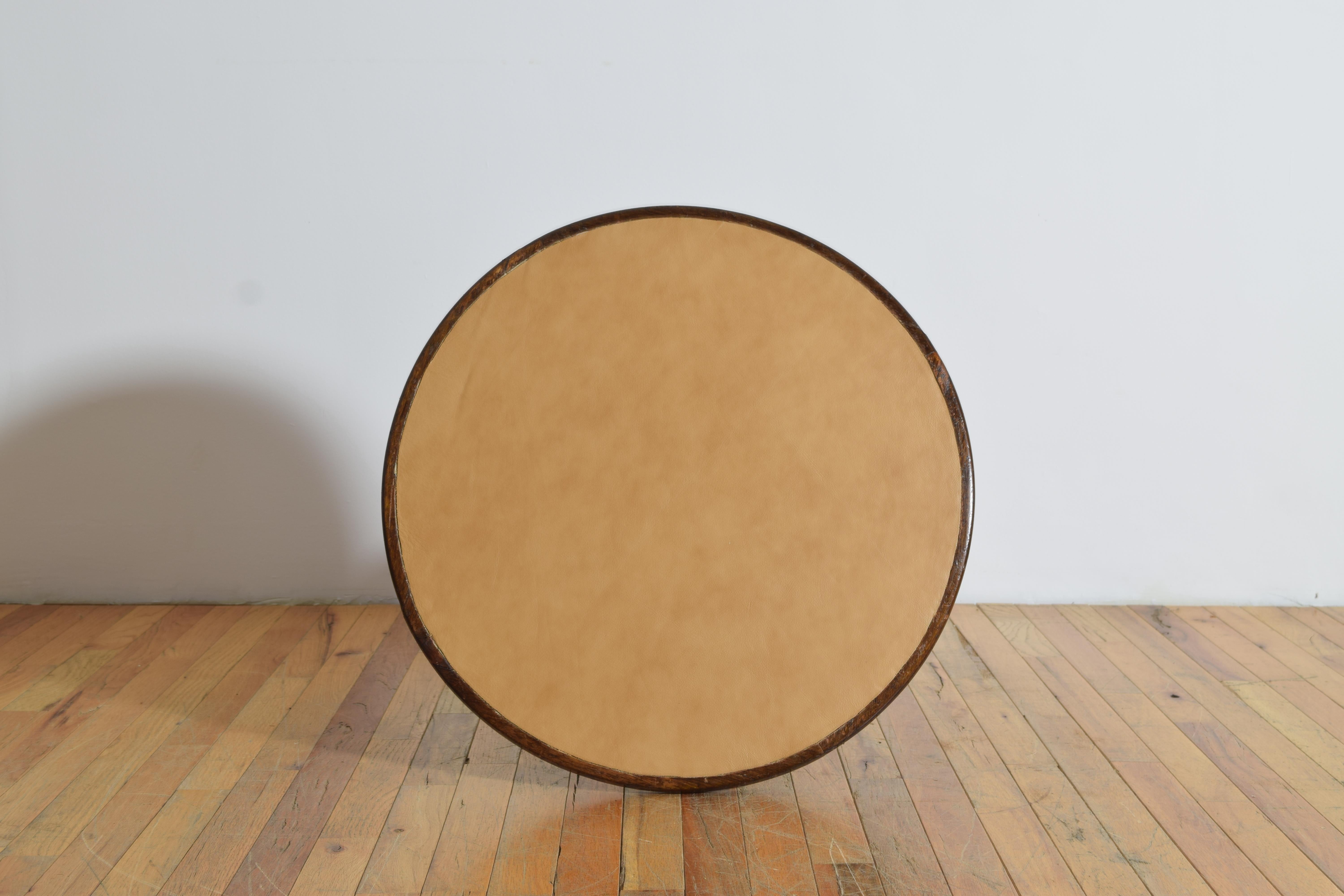 Table à plateau en cuir en acajou tourné de l'époque victorienne anglaise, vers 1875 en vente 1