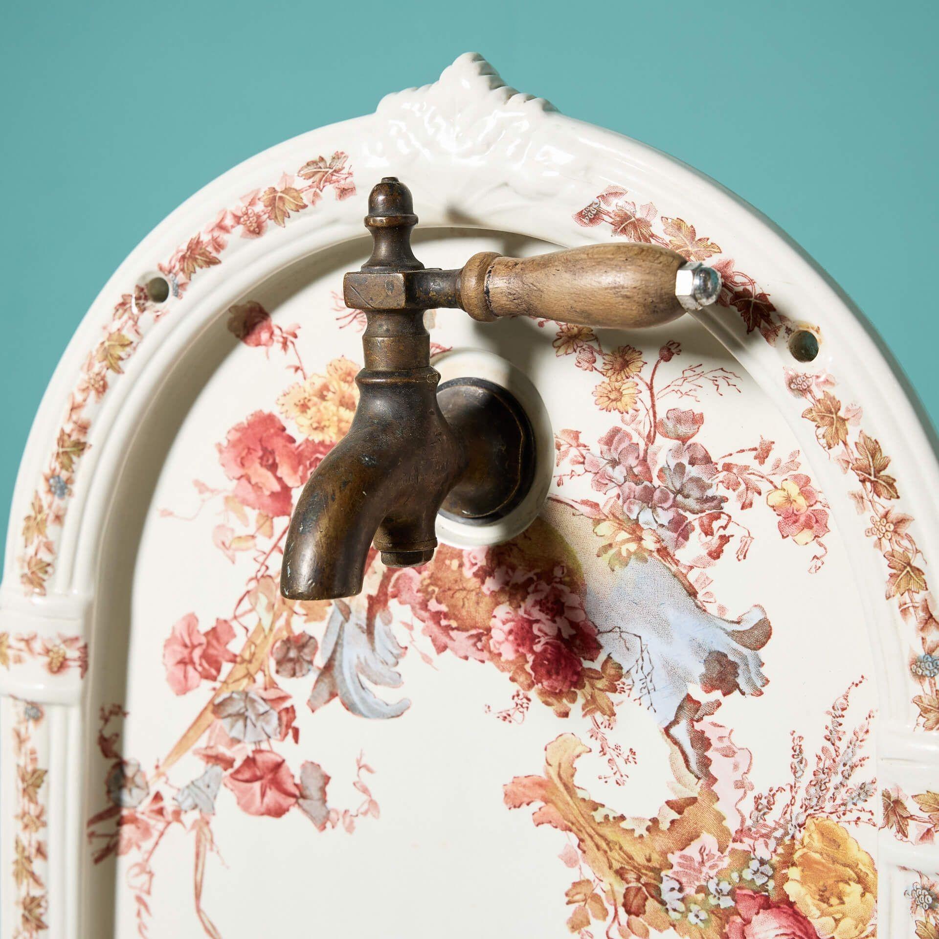 20th Century English Victorian Polychrome Patterned Wall Mounted Sink Basin For Sale