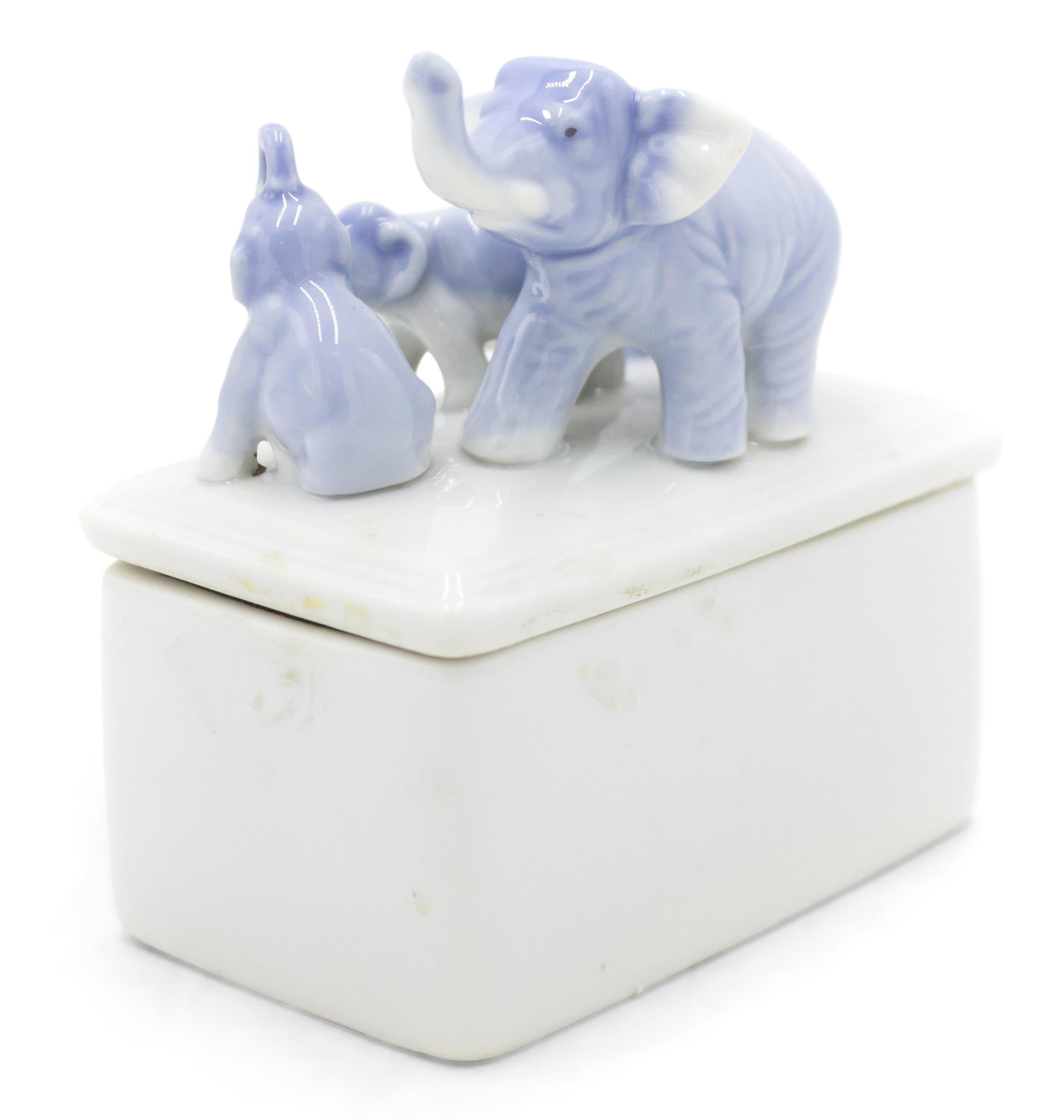 English Victorian Porcelain Elephant Box In Good Condition In New York, NY