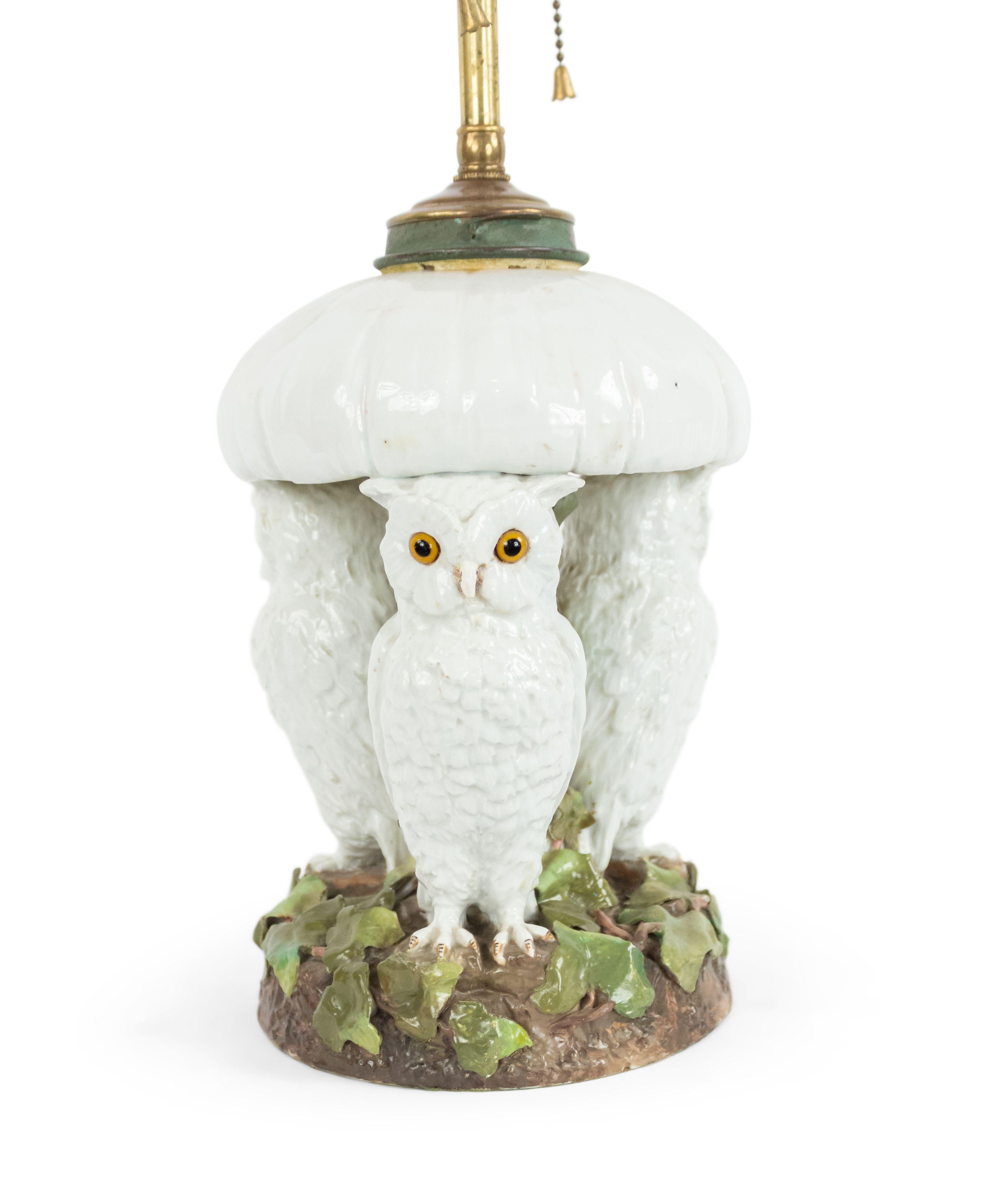 Victorien Lampe de table hibou en porcelaine de style anglais victorien en vente