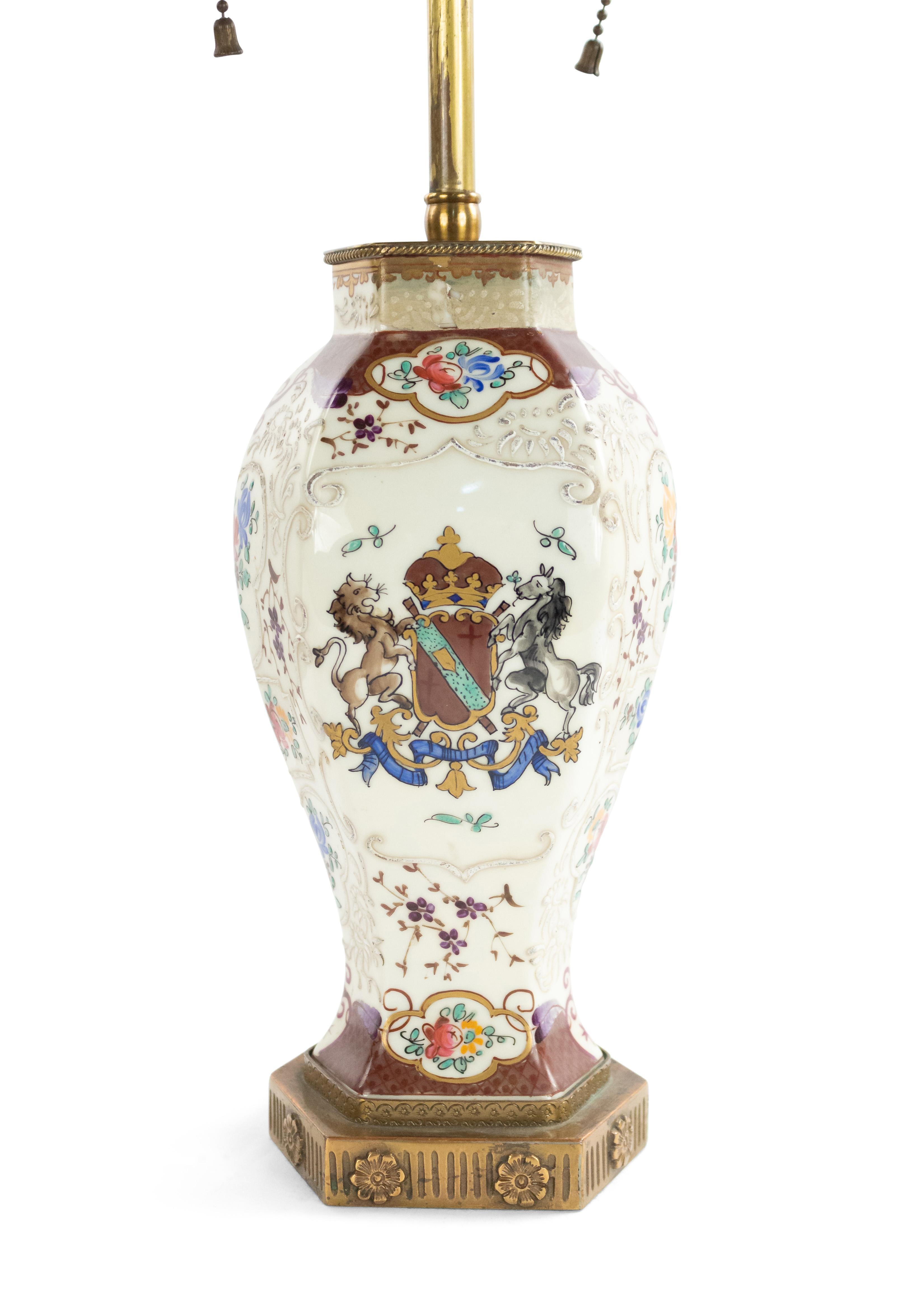 Englische, viktorianisch dekorierte Porzellan-Tischlampe mit Wappenmotiv und 6-seitigem Sockel.