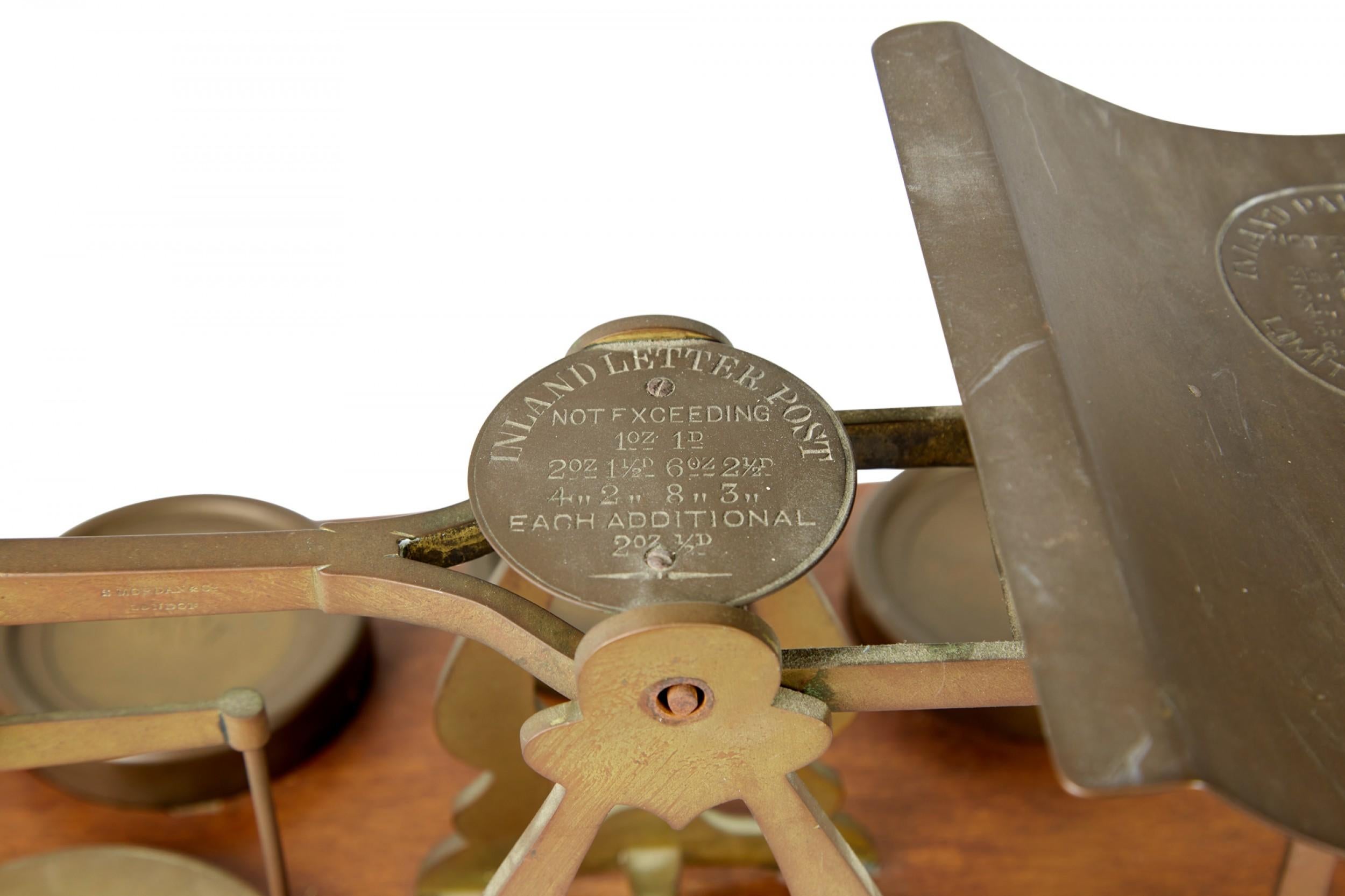 English Victorian Postal Scales with Brass Weights In Good Condition For Sale In Queens, NY