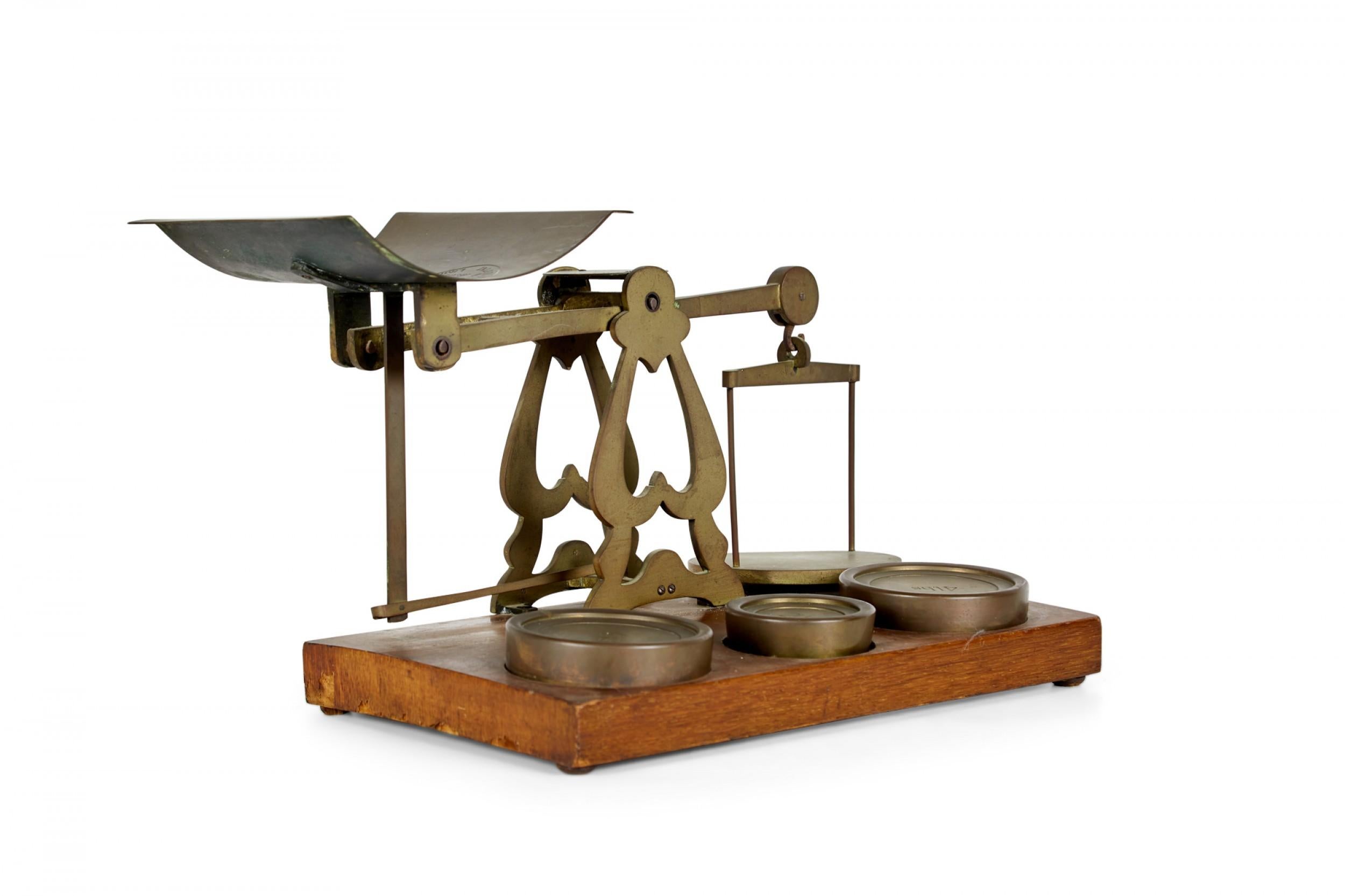English Victorian Postal Scales with Brass Weights For Sale 1
