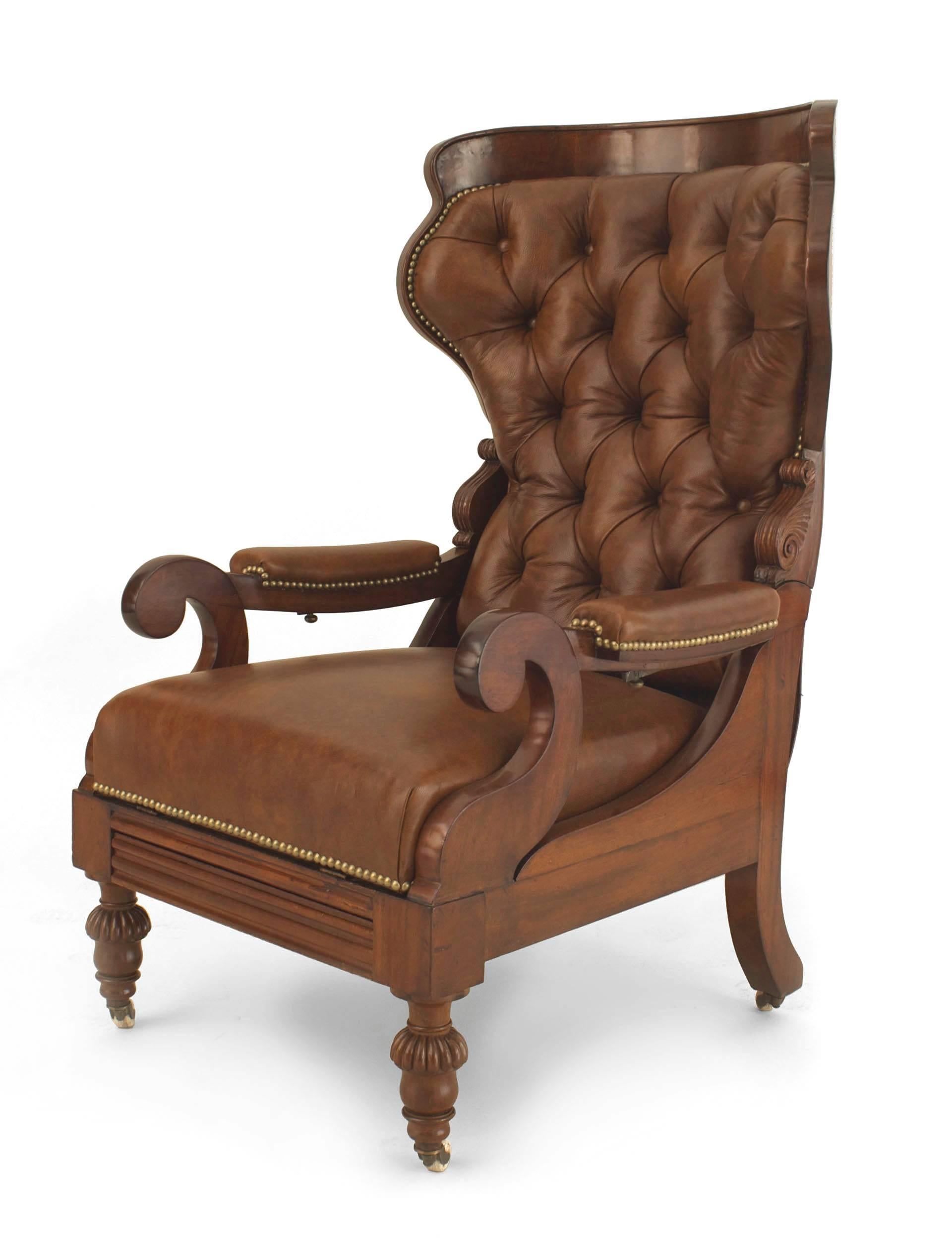 Fauteuil réglable inclinable en acajou, de style victorien anglais (2e quart du XIXe siècle), avec repose-pieds et garni de cuir brun, avec dossier rond touffeté et garniture de tête à clous.

