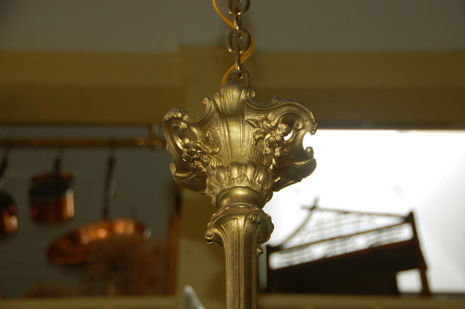 19th Century English Victorian Rococo Chandelier in Gilded Cast Bronze Electrified For Sale