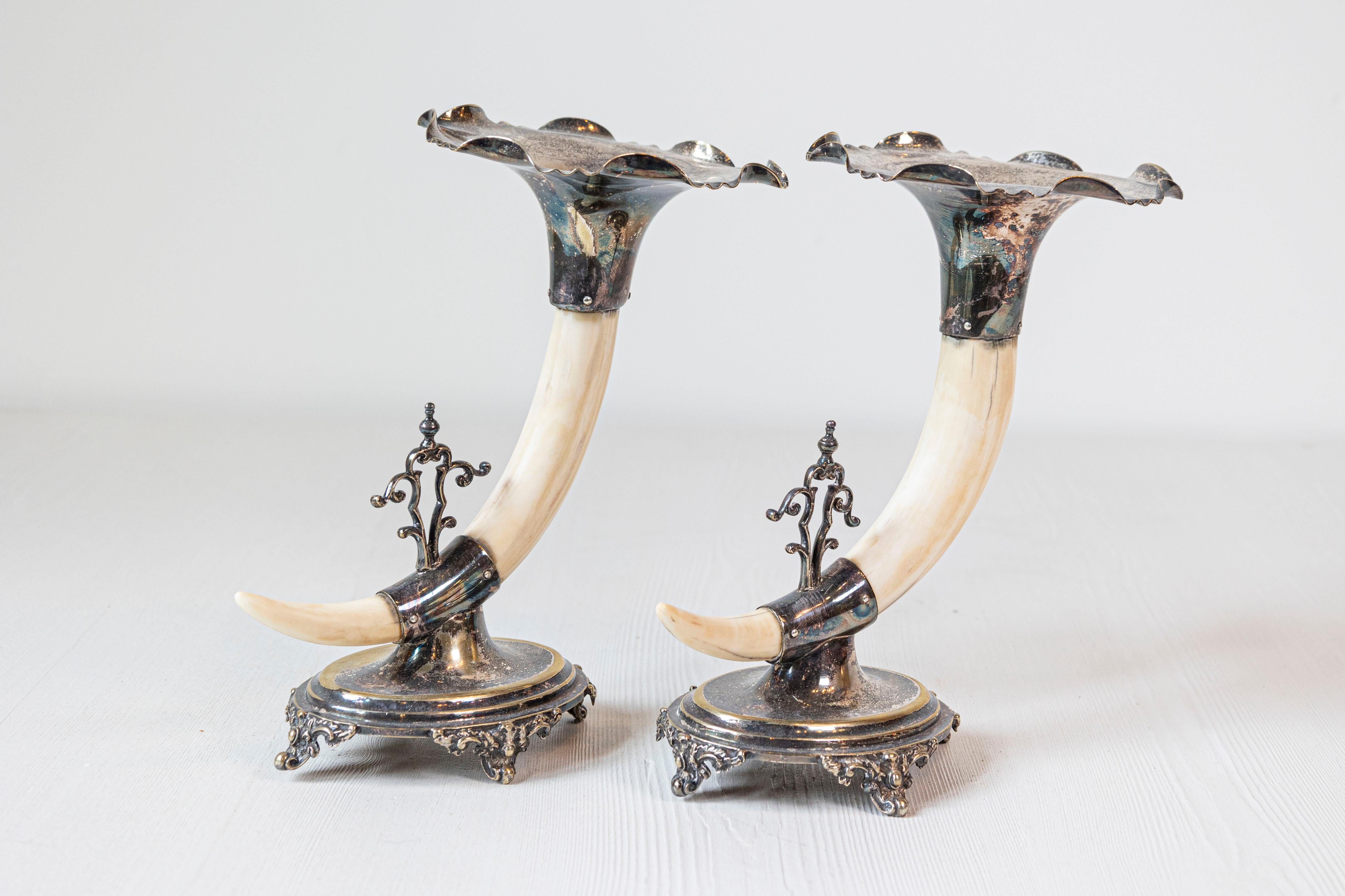 Coppia di corni da gioco inglesi di epoca vittoriana su montatura Sheffield del XIX secolo con timbro Joseph Rodgers & Sons. Creato in Inghilterra durante il XIX secolo, ogni pezzo è caratterizzato da un animale da caccia Corno sormontato da una