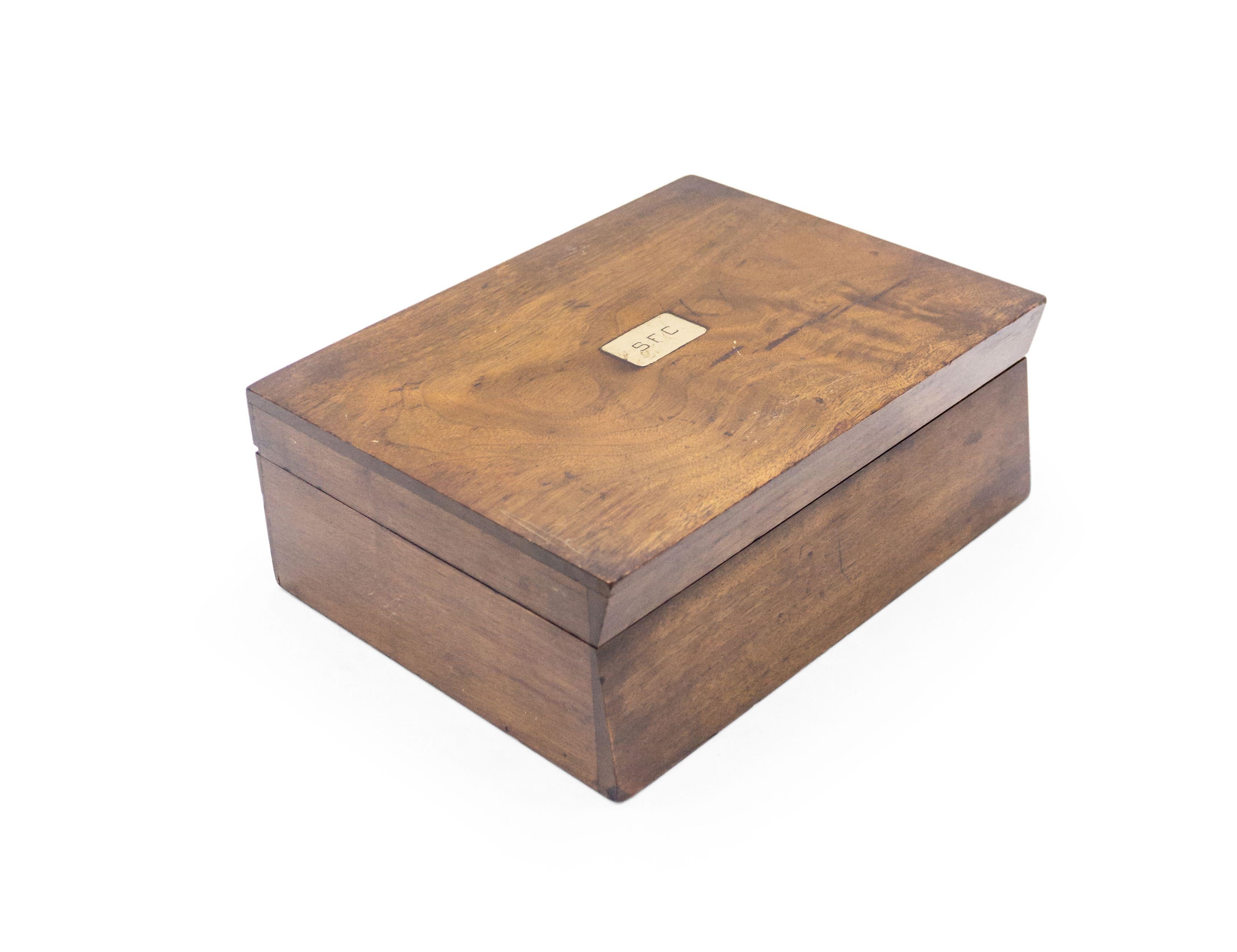 Boîte anglaise victorienne rectangulaire en bois de rose avec plaque rectangulaire en laiton incrustée sur le couvercle incliné avec les initiales S.F.C..
 