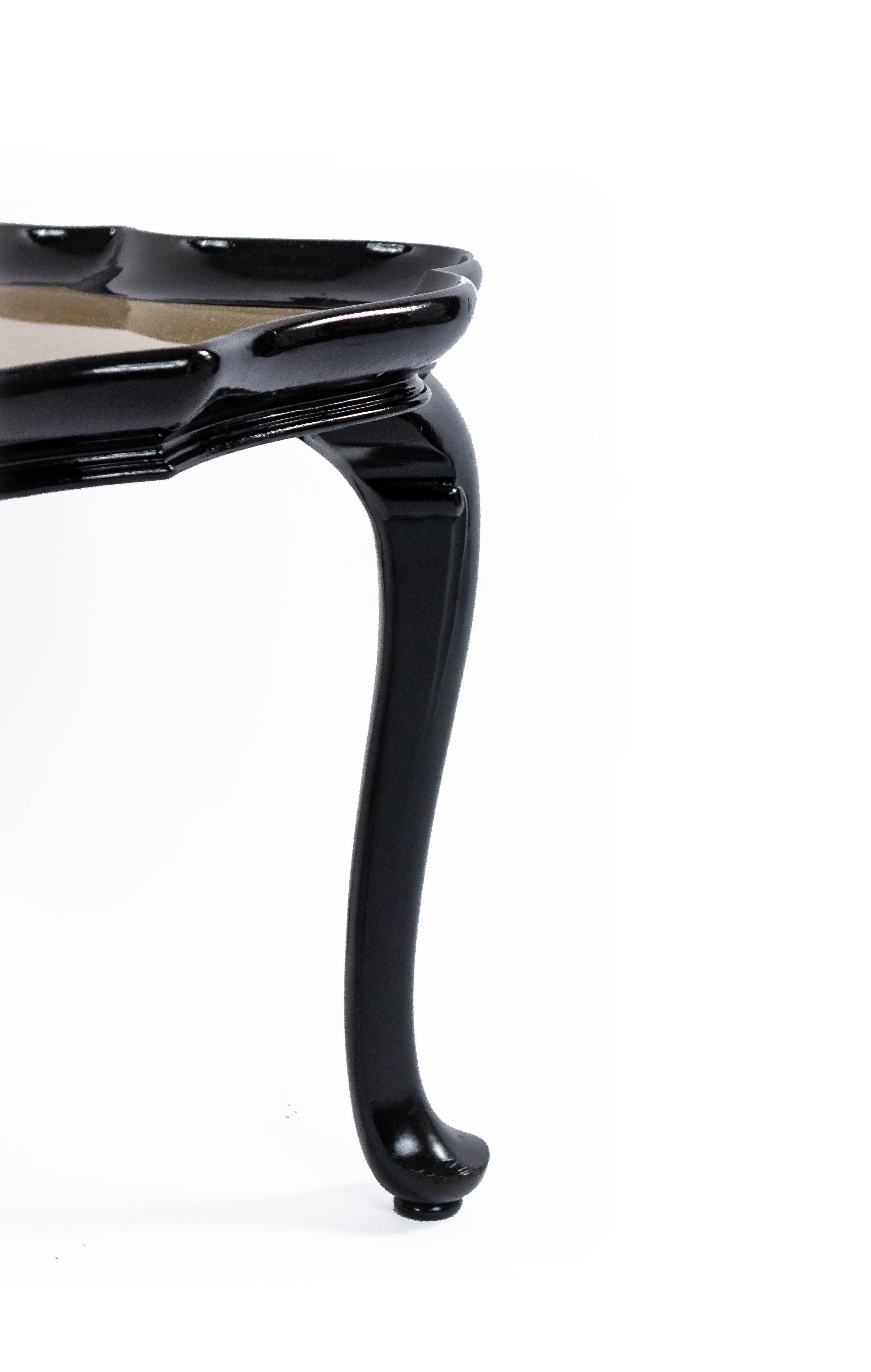 Vetro Tavolino da caffè vittoriano inglese smerlato in vetro dorato e legno ebanizzato in vendita