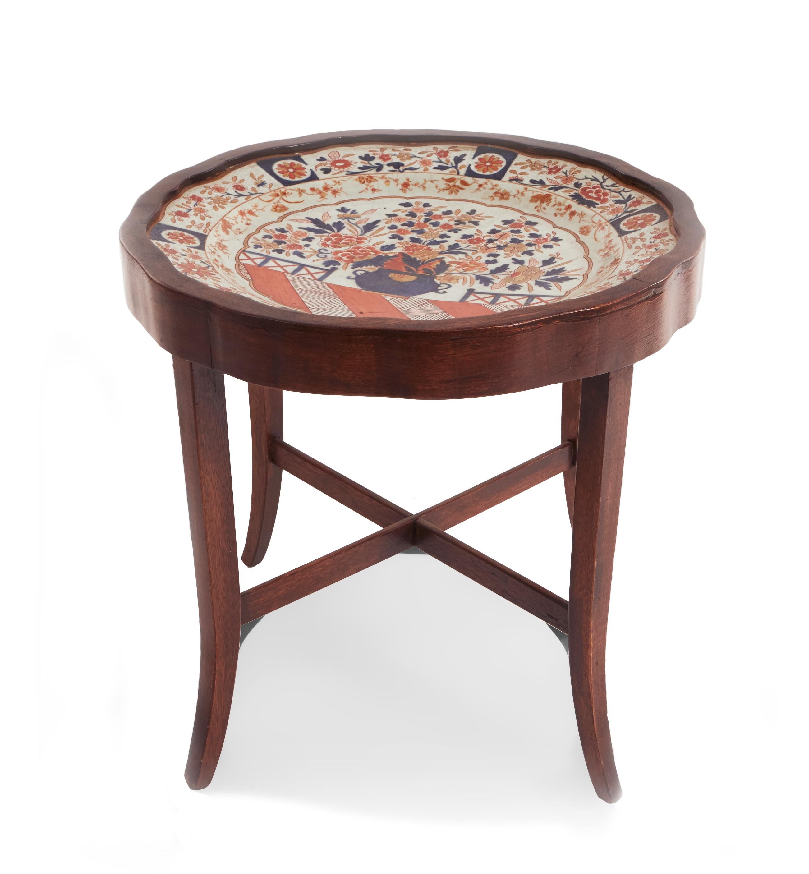 English Victorian round scalloped Imari porcelain platter top end table with mahogany base and stretcher. (base is new)