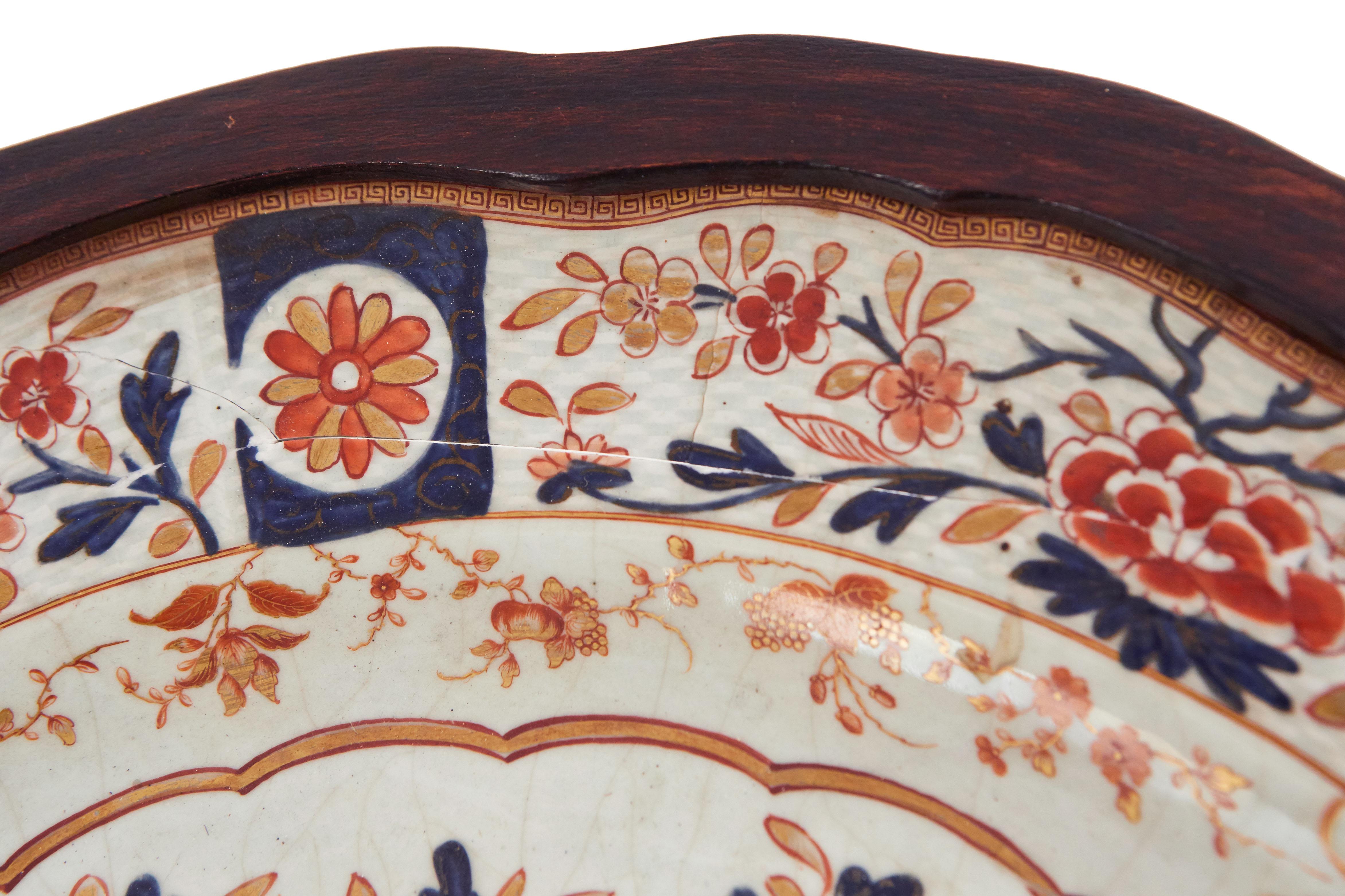 Anglais Table d'extrémité en porcelaine festonnée de style victorien anglais en vente