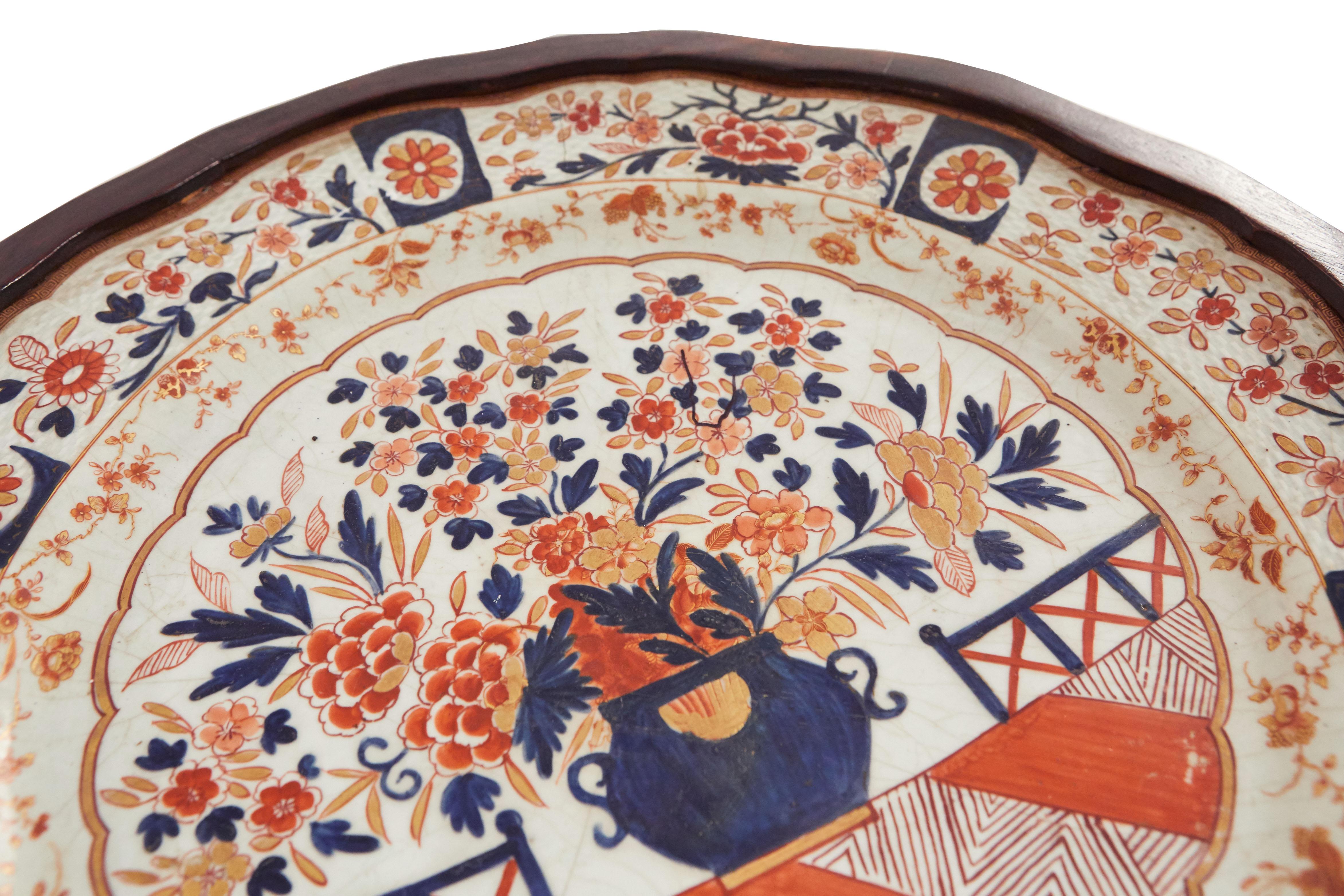 Table d'extrémité en porcelaine festonnée de style victorien anglais Bon état - En vente à New York, NY