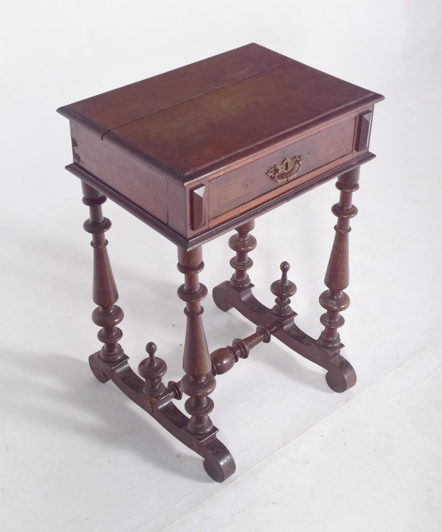 English Victorian Sewing Table with One Drawer For Sale 1