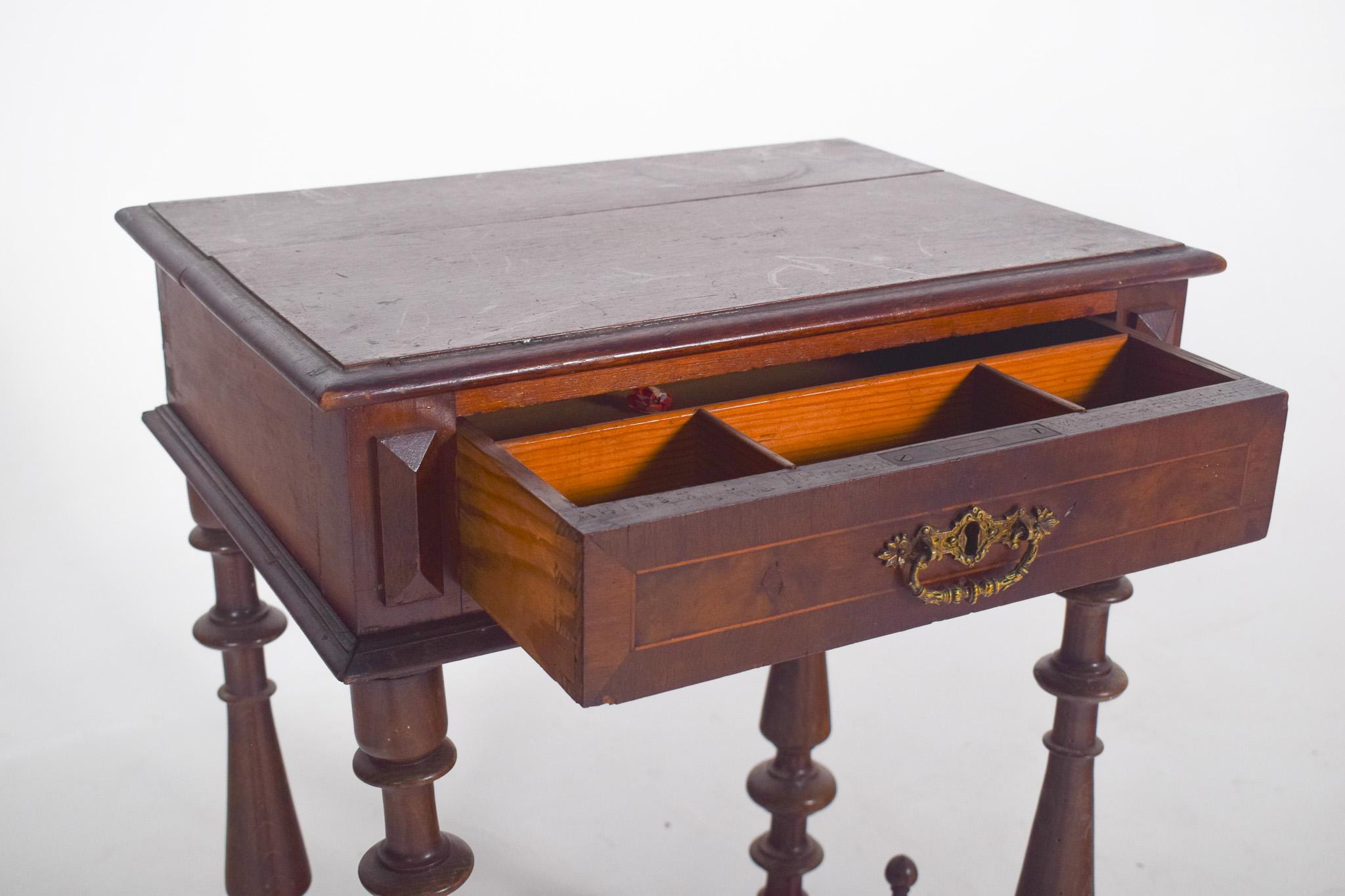 English Victorian Sewing Table with One Drawer For Sale 2