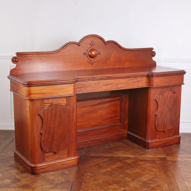 English Victorian breakfront sideboard, in solid mahogany. Fitted drawers and hand carved finishings in the side cabinets and top. In excellent condition. 



  