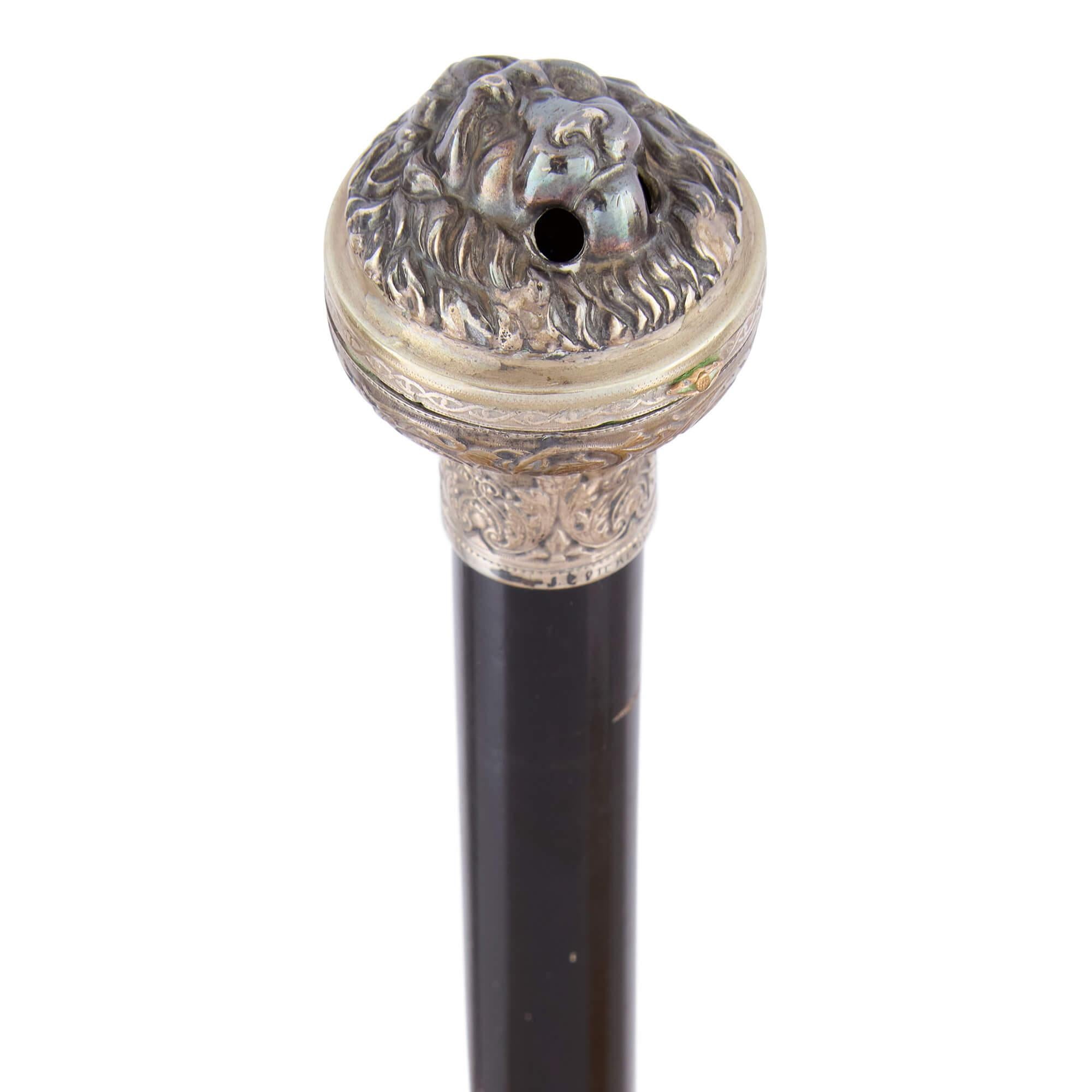 Bastone da passeggio vittoriano in argento e legno ebanizzato 
Inglese, fine del XIX secolo  
Altezza 92 cm, diametro 4 cm 

Questo bastone da passeggio tardo-vittoriano combina la funzionalità con l'arte, nascondendo un'ingegnosa funzione