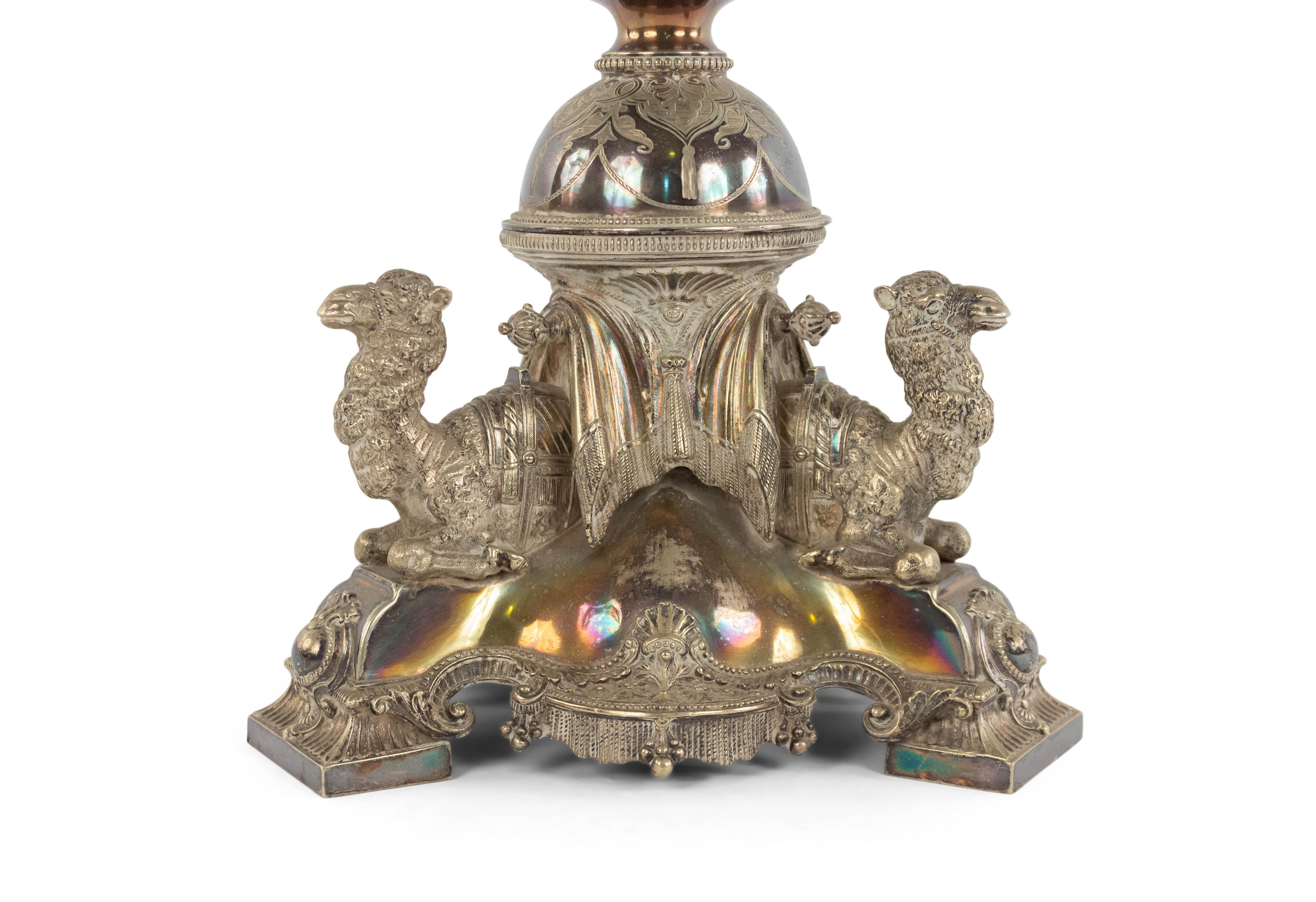 Anglais Lampe de bureau anglaise victorienne en métal argenté en forme de camel en vente