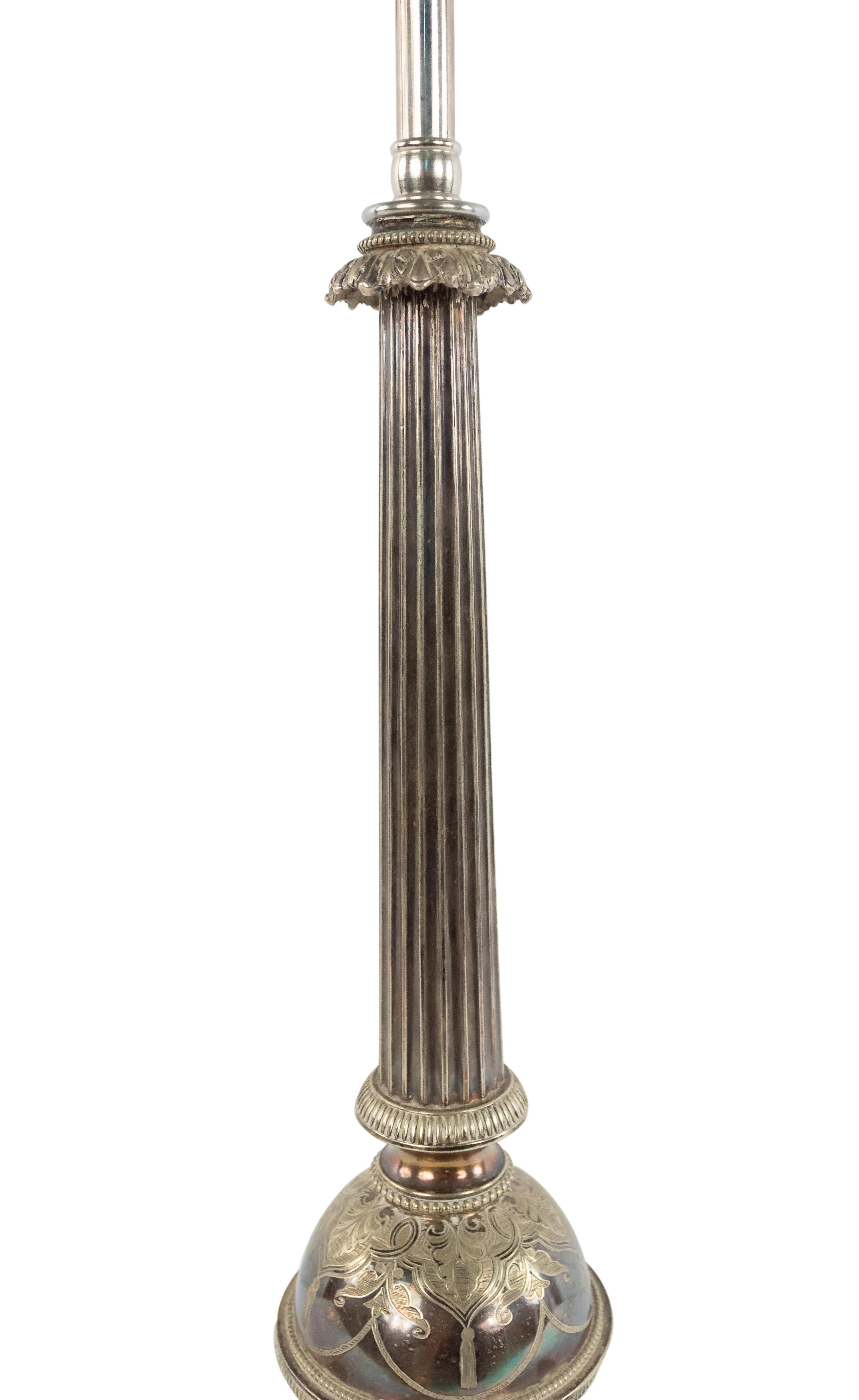 Lampe de bureau anglaise victorienne en métal argenté en forme de camel Bon état - En vente à New York, NY