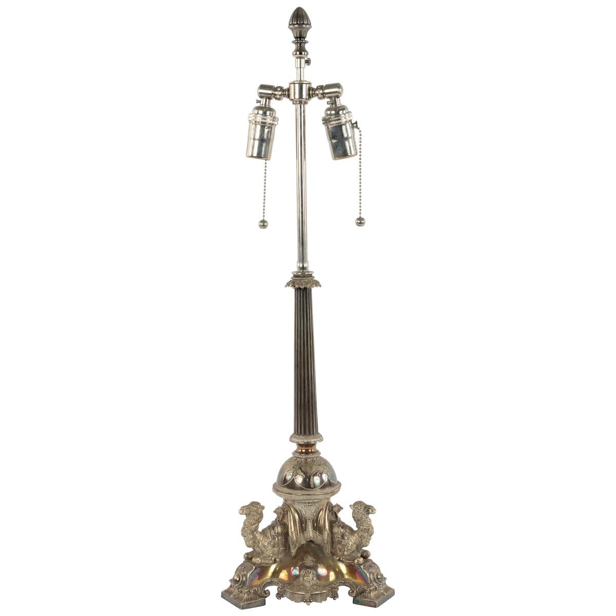 Lampe de bureau anglaise victorienne en métal argenté en forme de camel