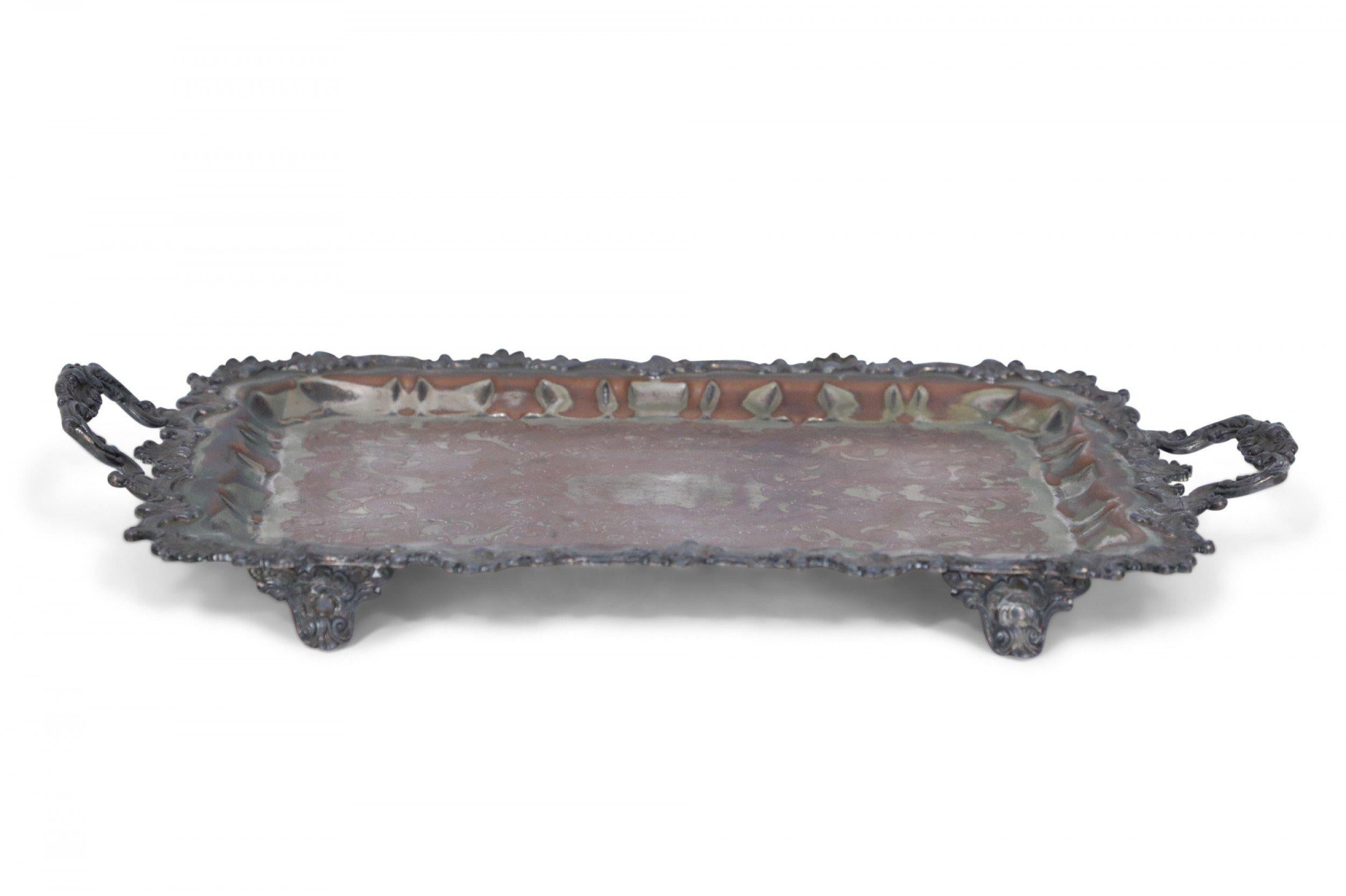 Vassoio da portata vittoriano inglese con placca d'argento e patina ornata in vendita 3