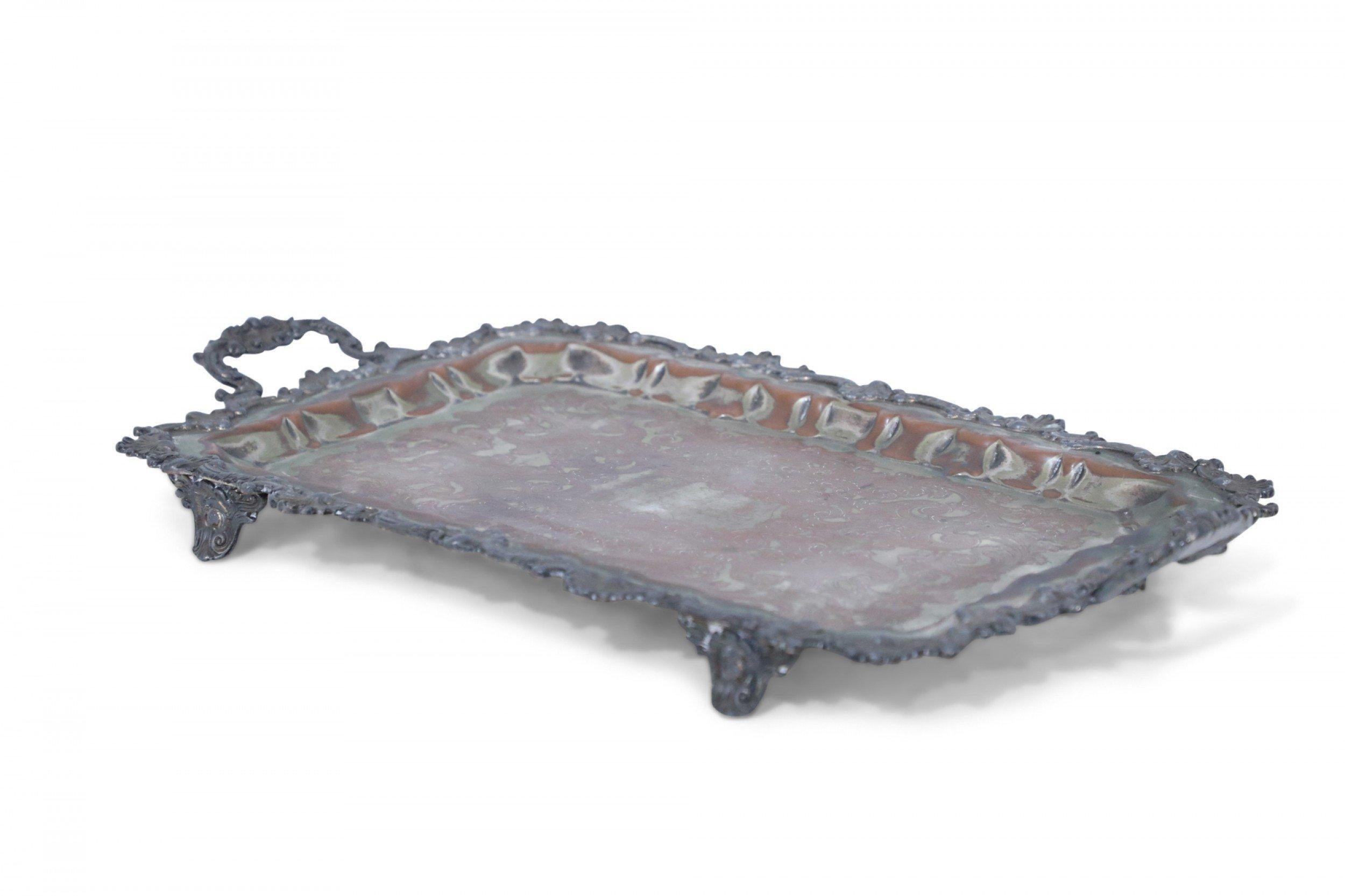 Vassoio da portata vittoriano inglese con placca d'argento e patina ornata in vendita 4