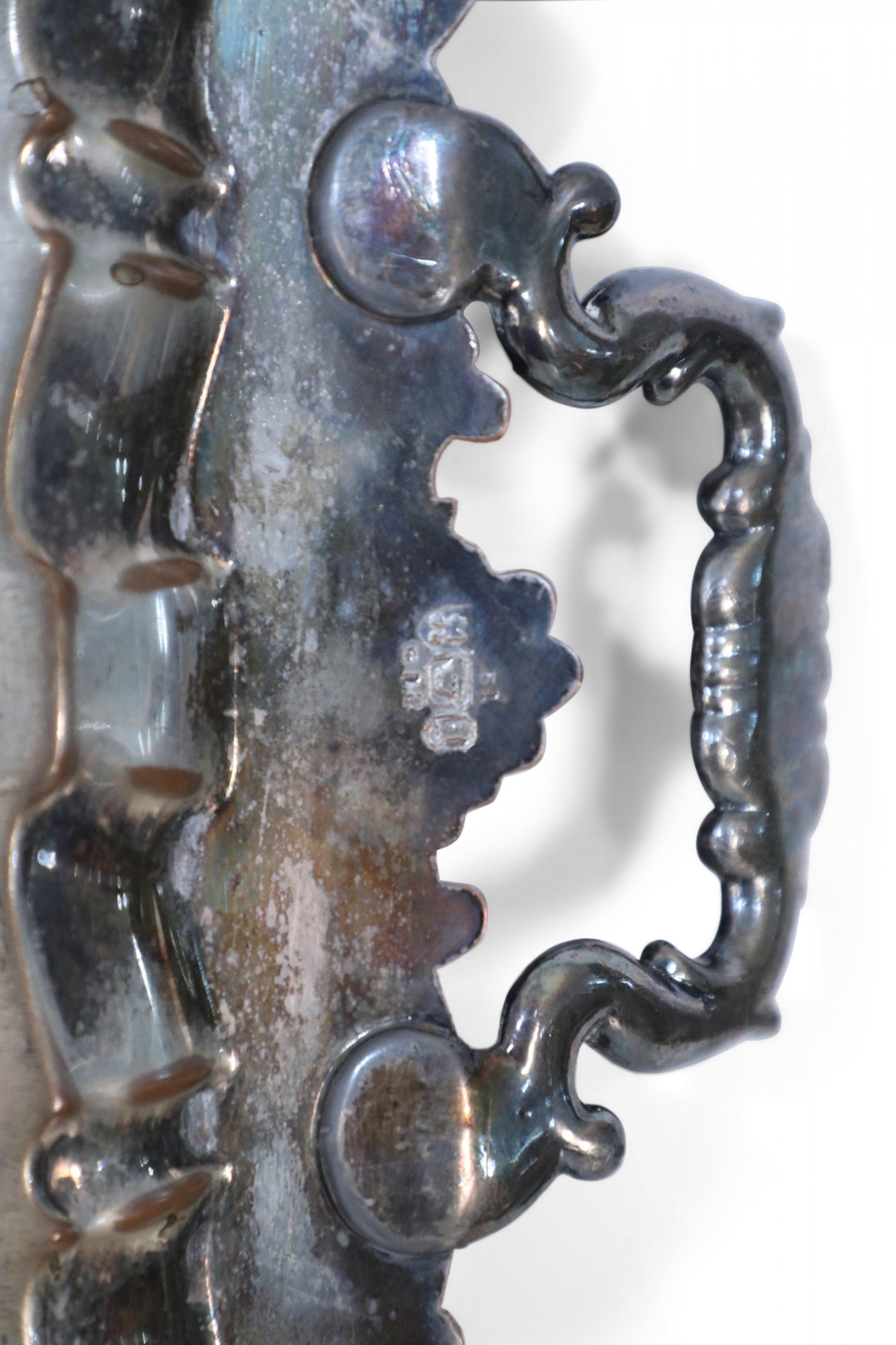 Vassoio da portata vittoriano inglese con placca d'argento e patina ornata in vendita 5