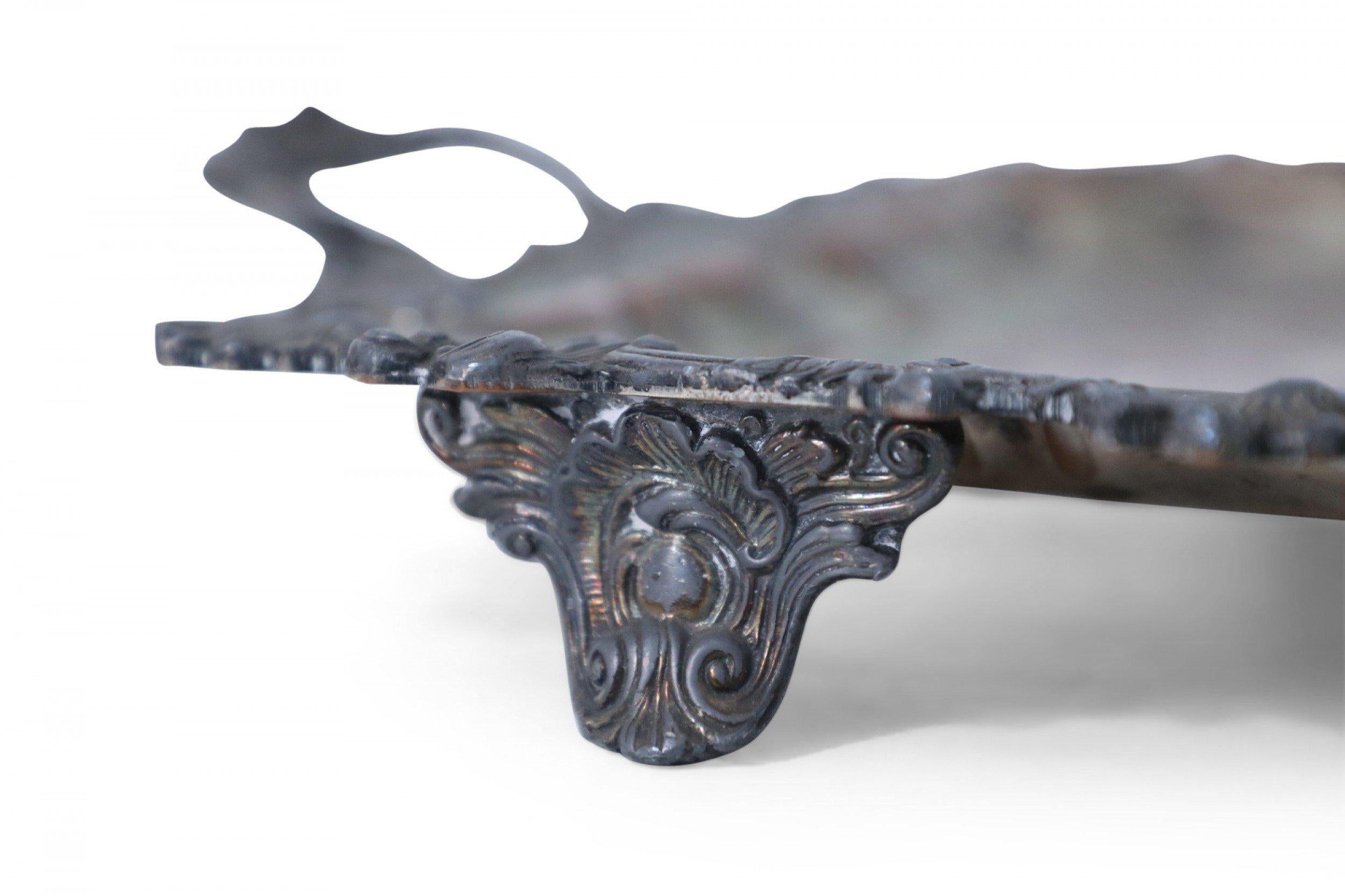 Vassoio da portata vittoriano inglese con placca d'argento e patina ornata in vendita 6