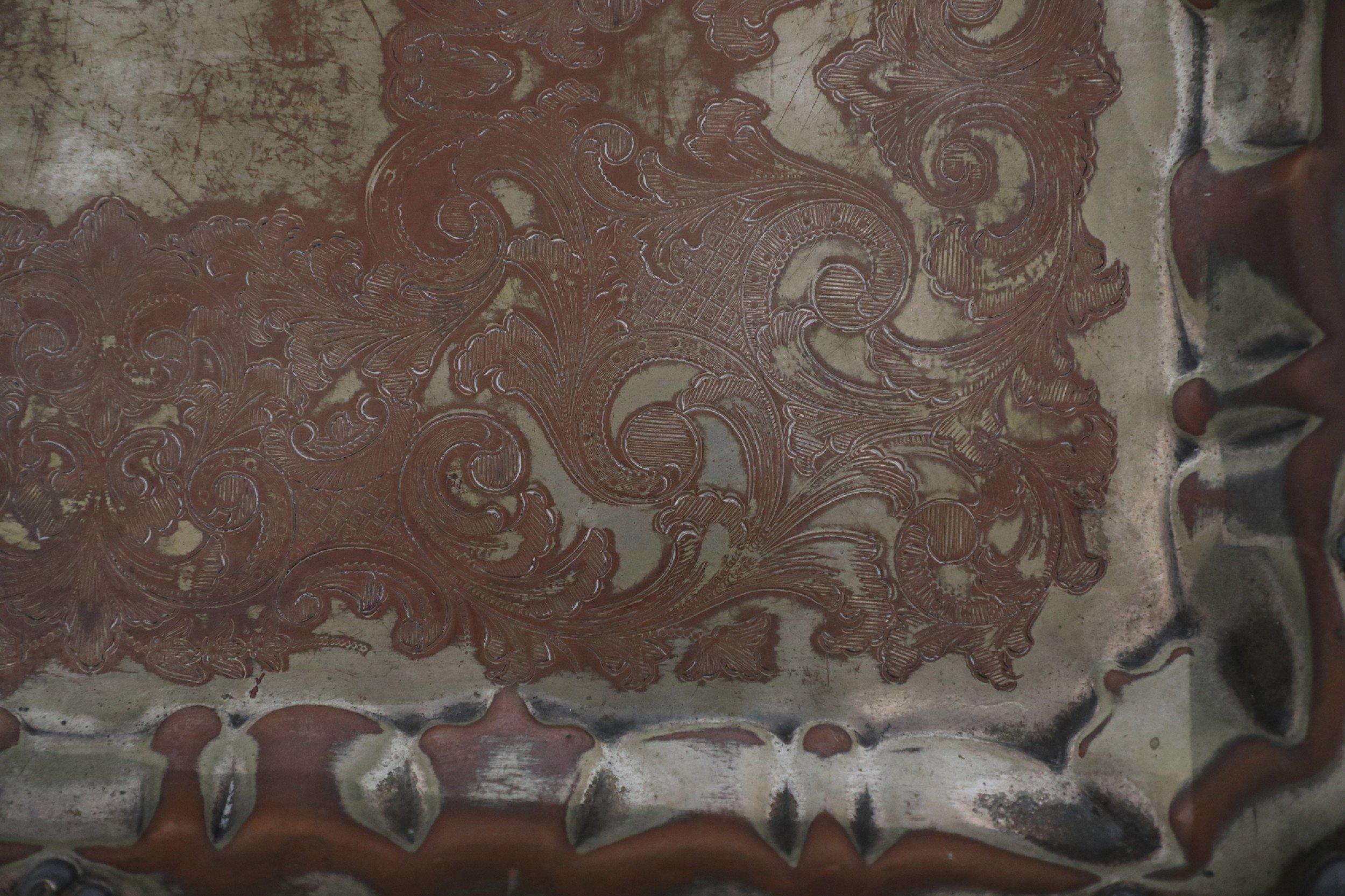 Vassoio da portata vittoriano inglese con placca d'argento e patina ornata in vendita 7