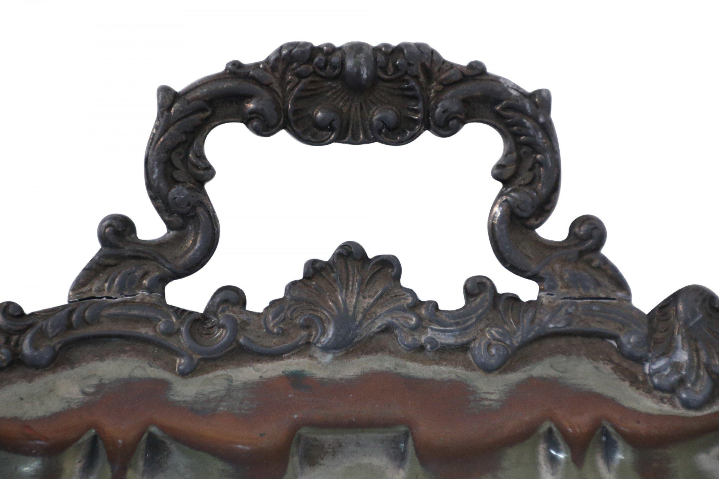 Vassoio da portata rettangolare inglese vittoriano in argento con patina pesante, superficie incisa, manici decorati, bordo e quattro piedi.

La placcatura in argento si è in gran parte consumata. Una maniglia si è staccata.