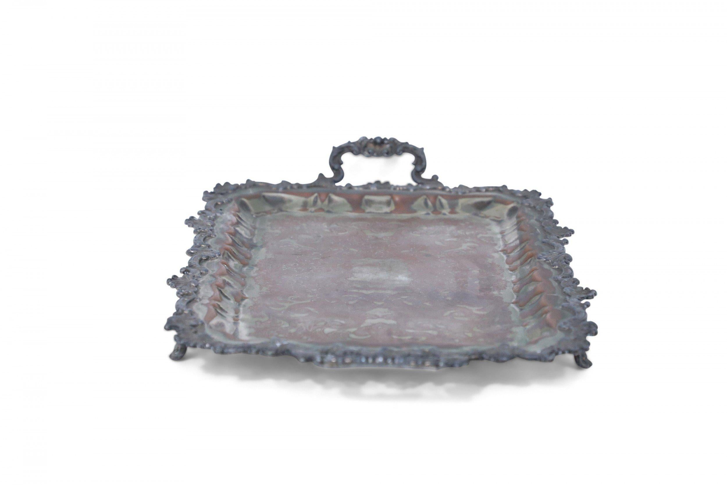 Vittoriano Vassoio da portata vittoriano inglese con placca d'argento e patina ornata in vendita