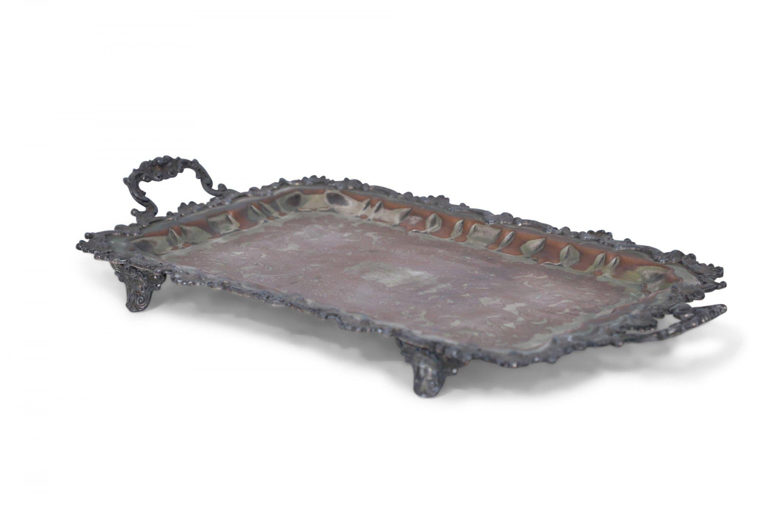 Britannico Vassoio da portata vittoriano inglese con placca d'argento e patina ornata in vendita