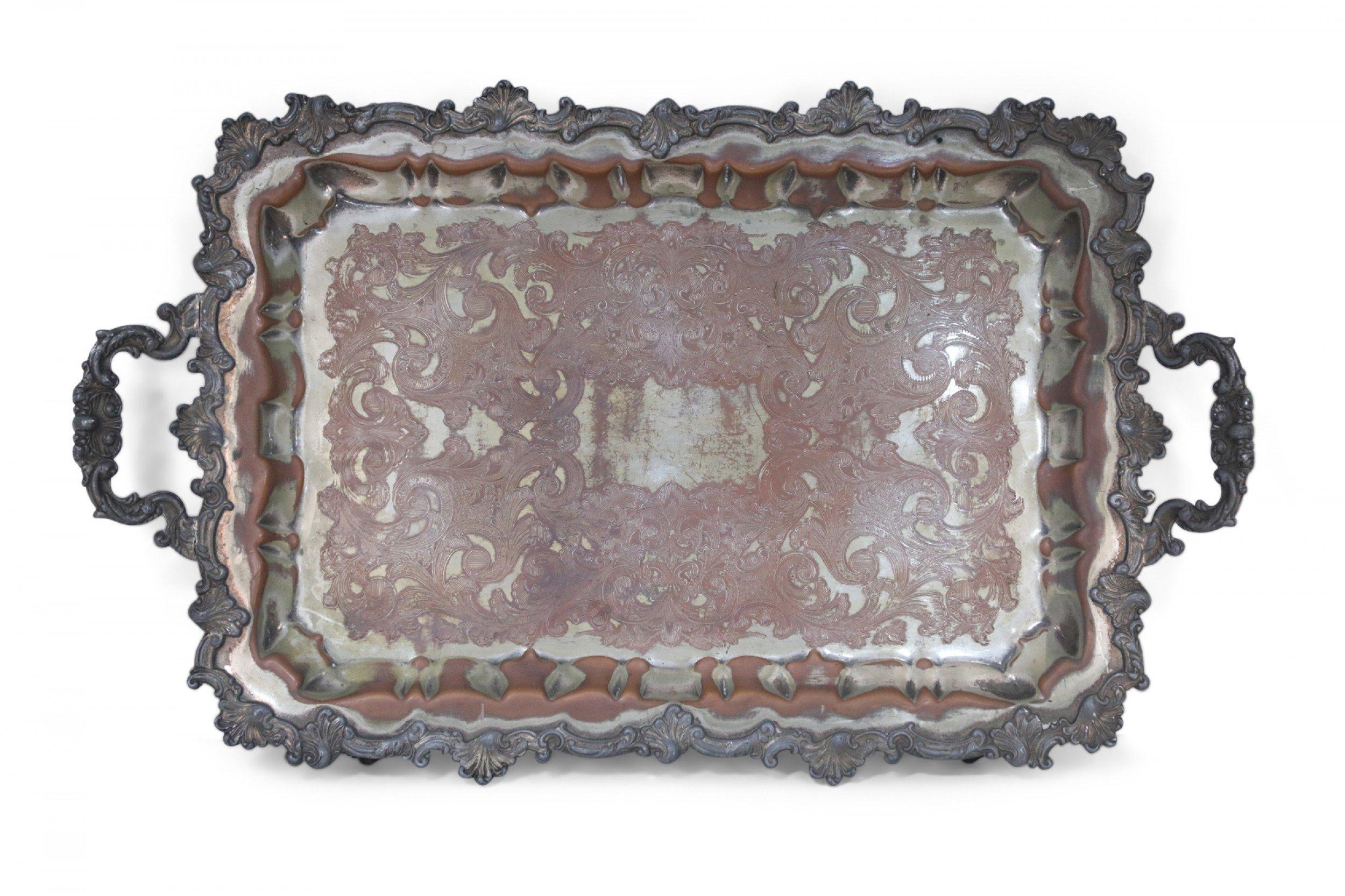 XIX secolo Vassoio da portata vittoriano inglese con placca d'argento e patina ornata in vendita