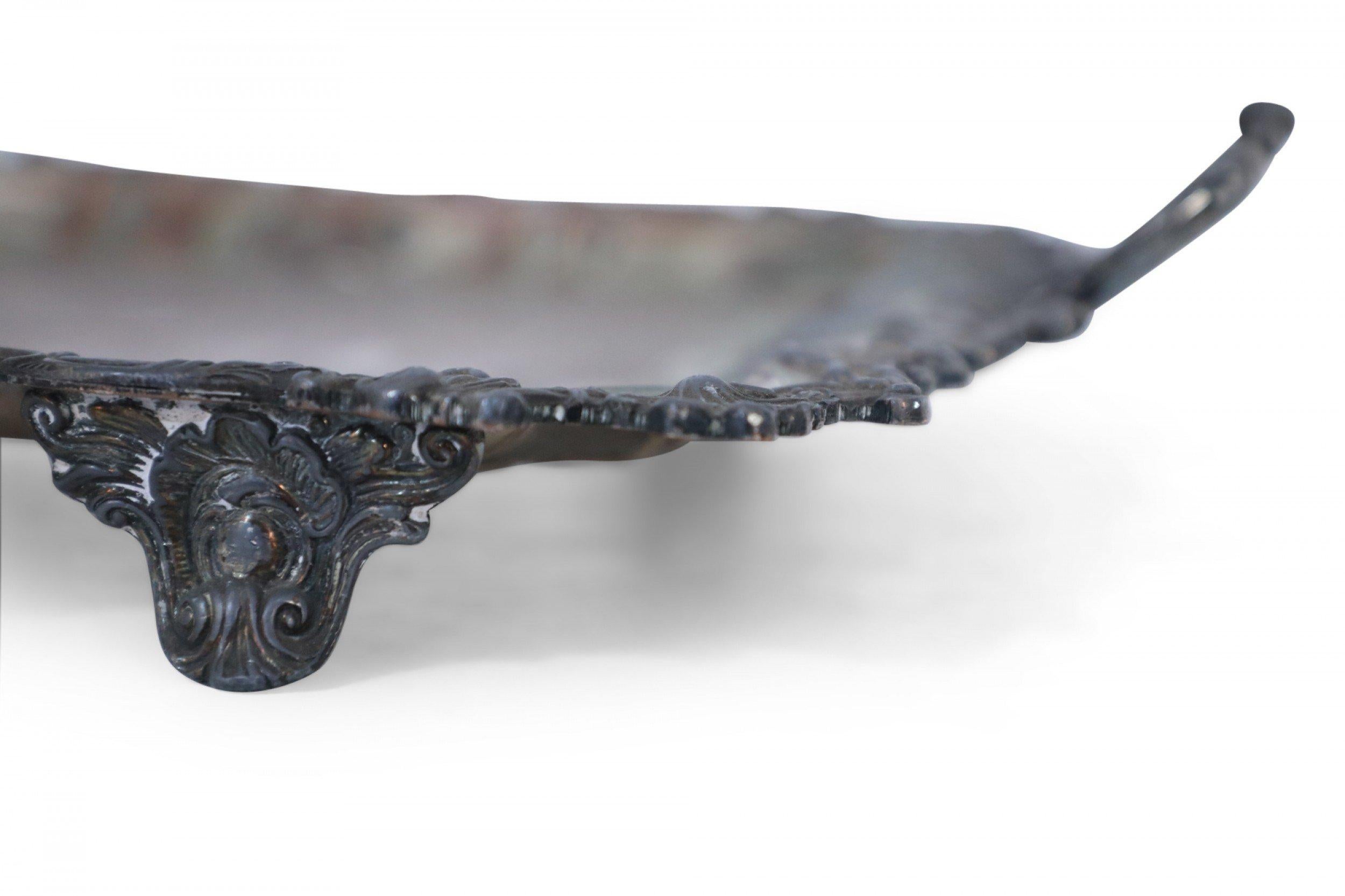 Argento Vassoio da portata vittoriano inglese con placca d'argento e patina ornata in vendita