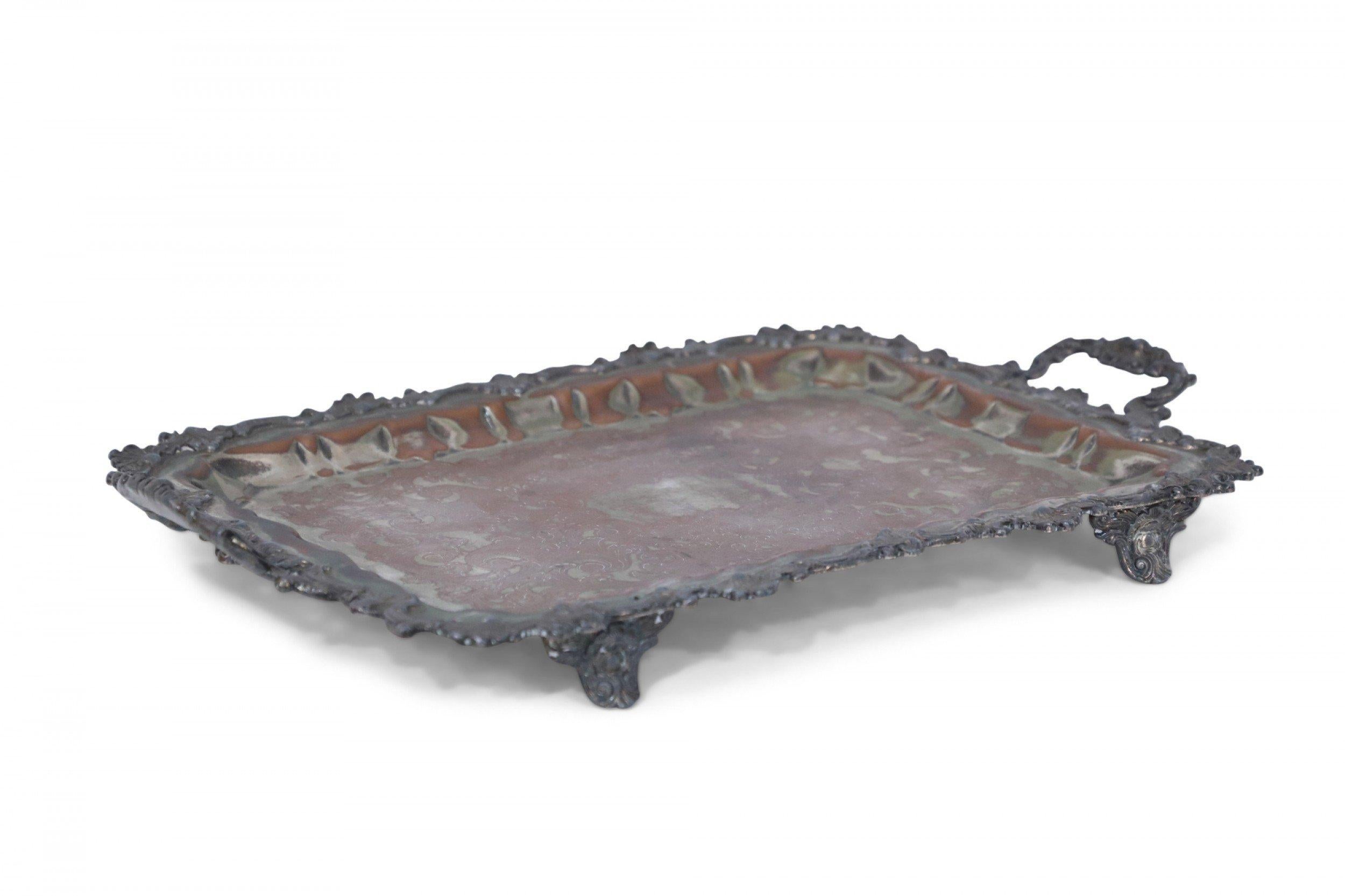 Vassoio da portata vittoriano inglese con placca d'argento e patina ornata in vendita 1