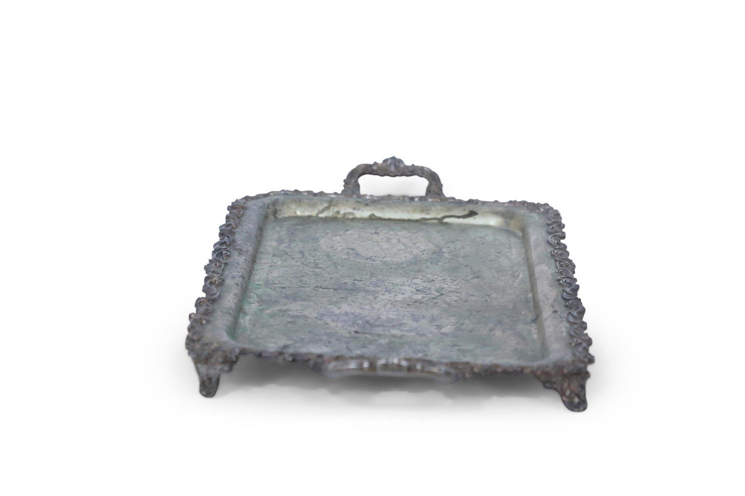 Vassoio da portata inglese vittoriano in argento inciso con patina in vendita 2