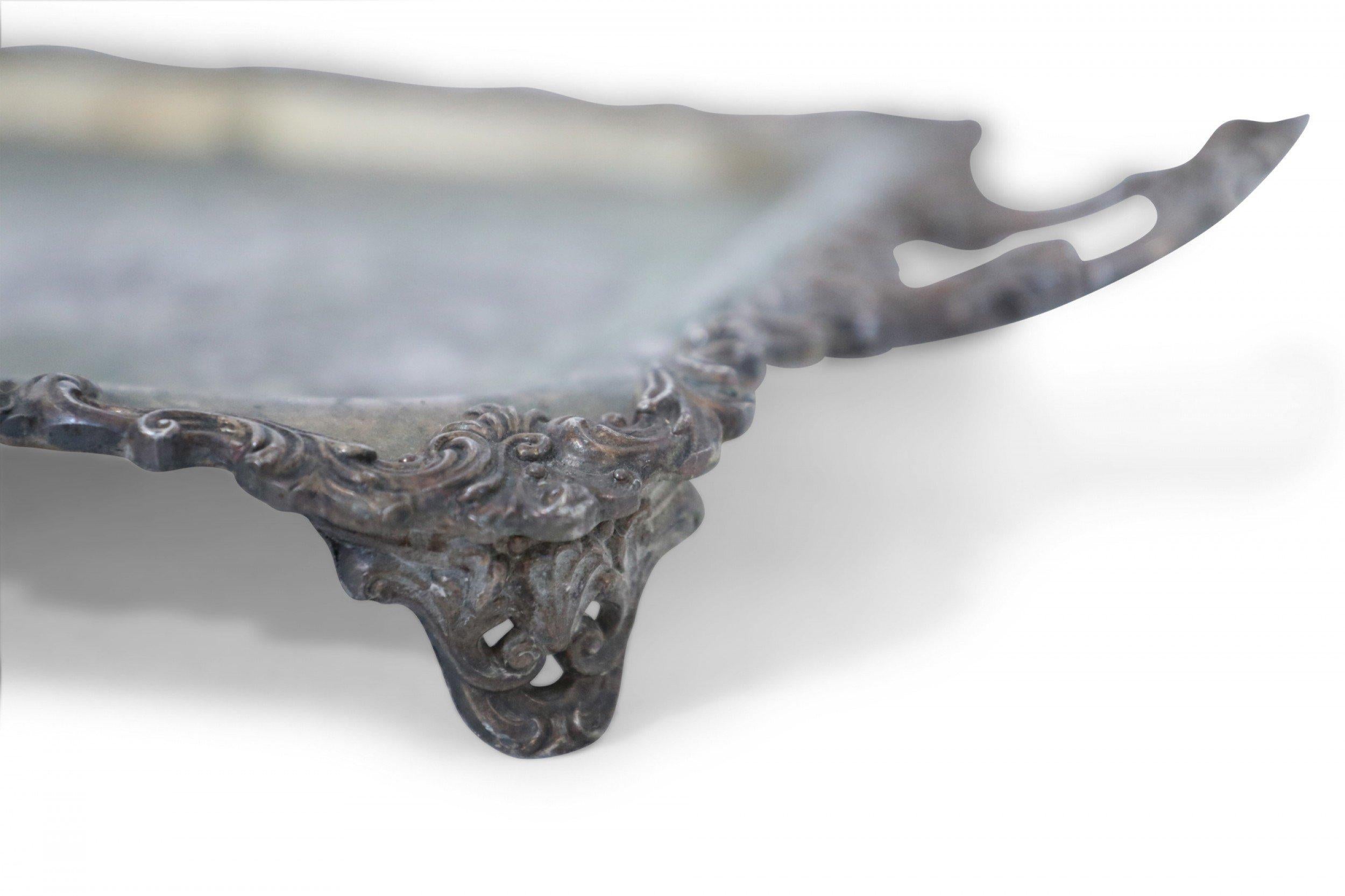 Vassoio da portata inglese vittoriano in argento inciso con patina in vendita 3